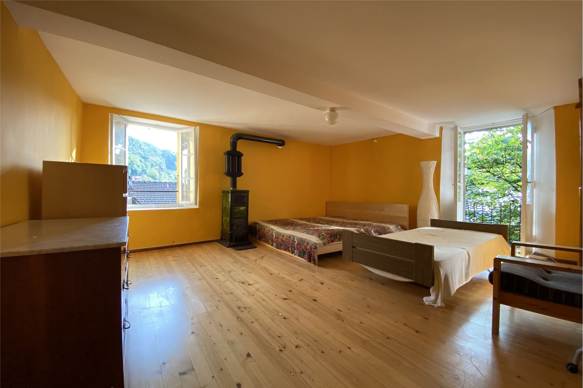 Großes Schlafzimmer mit Holzofen