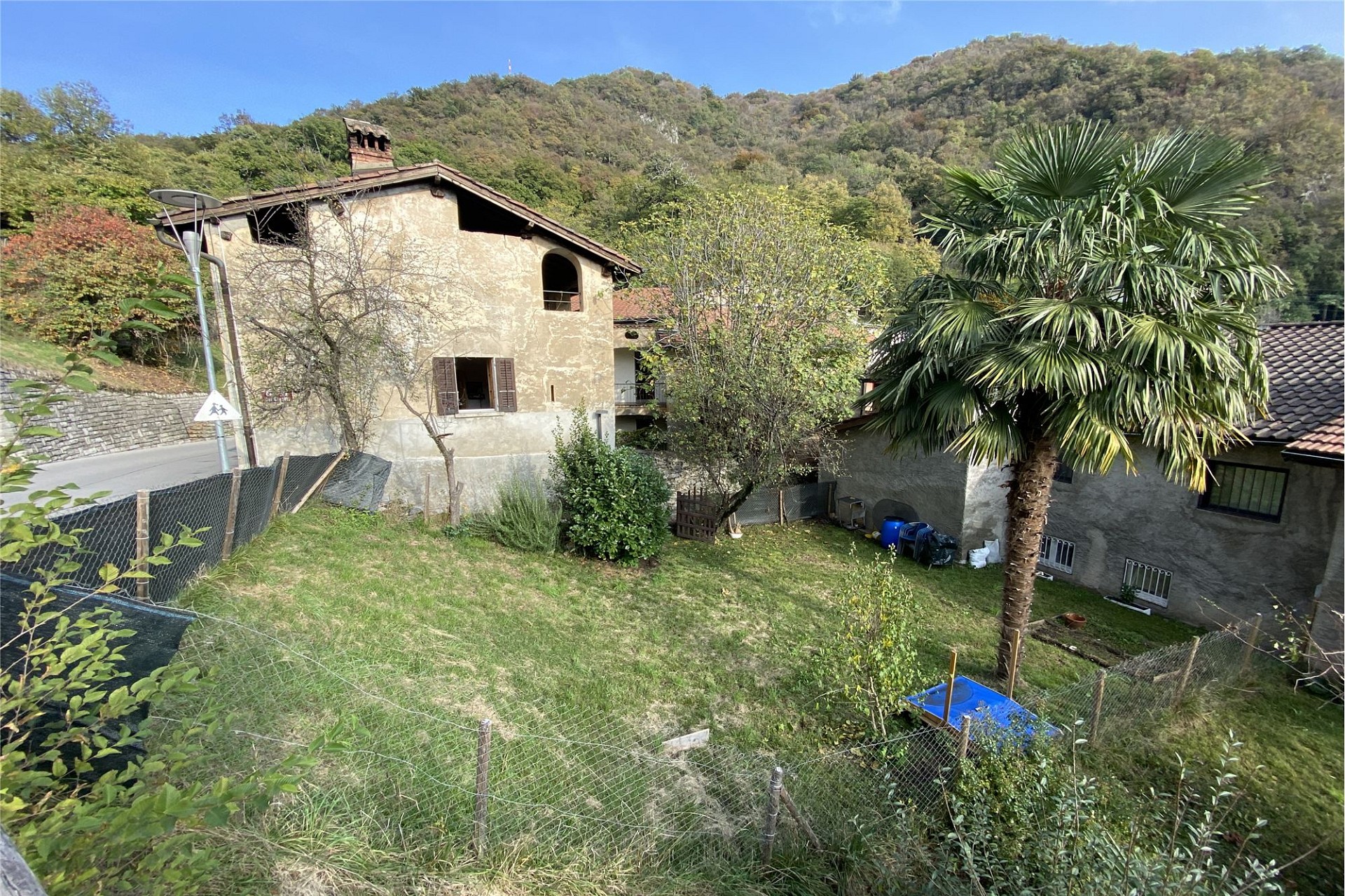 Ländliches Haus mit Garten und Bergkulisse