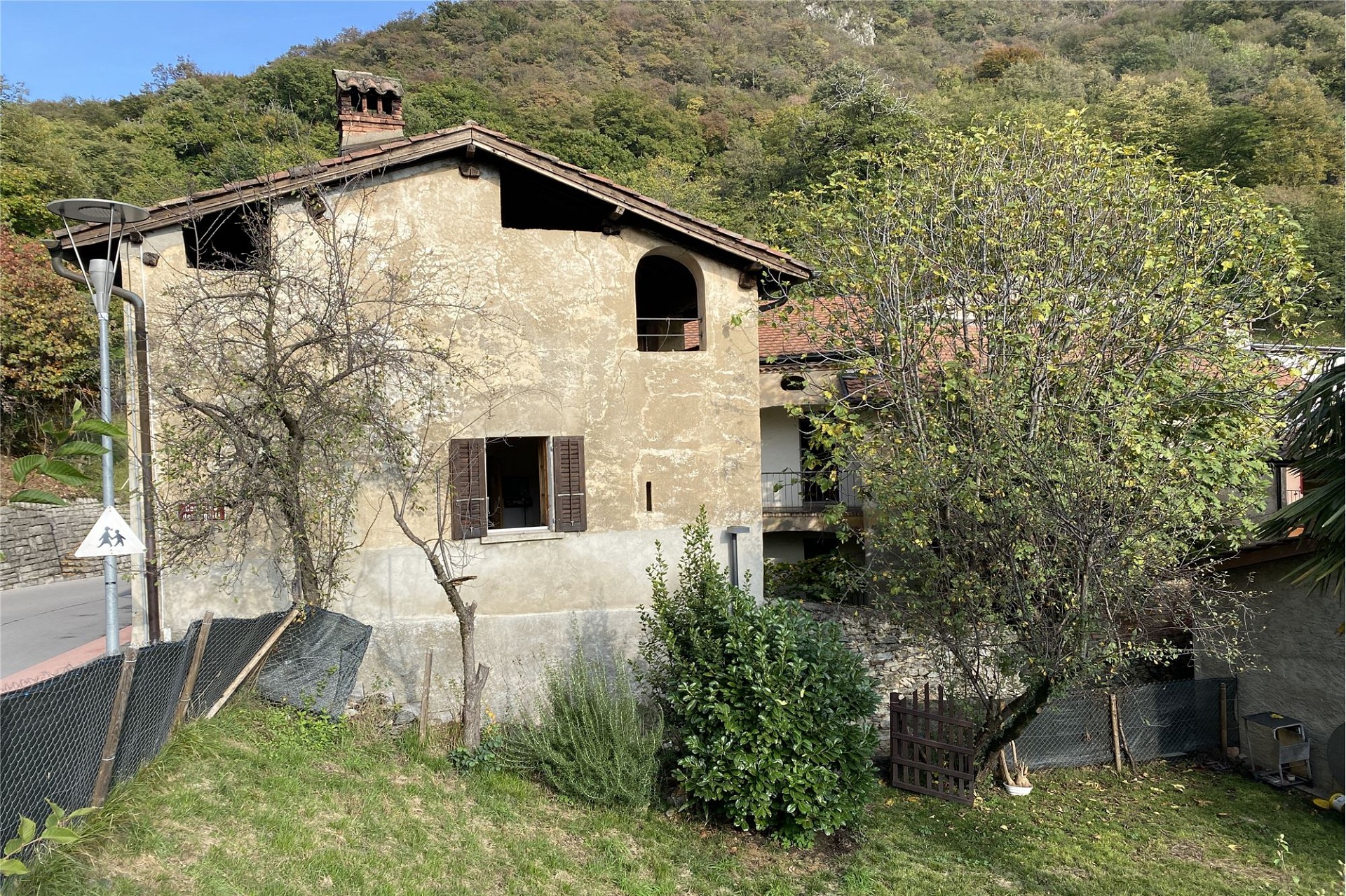 Äußere Ansicht eines ländlichen Hauses mit Garten