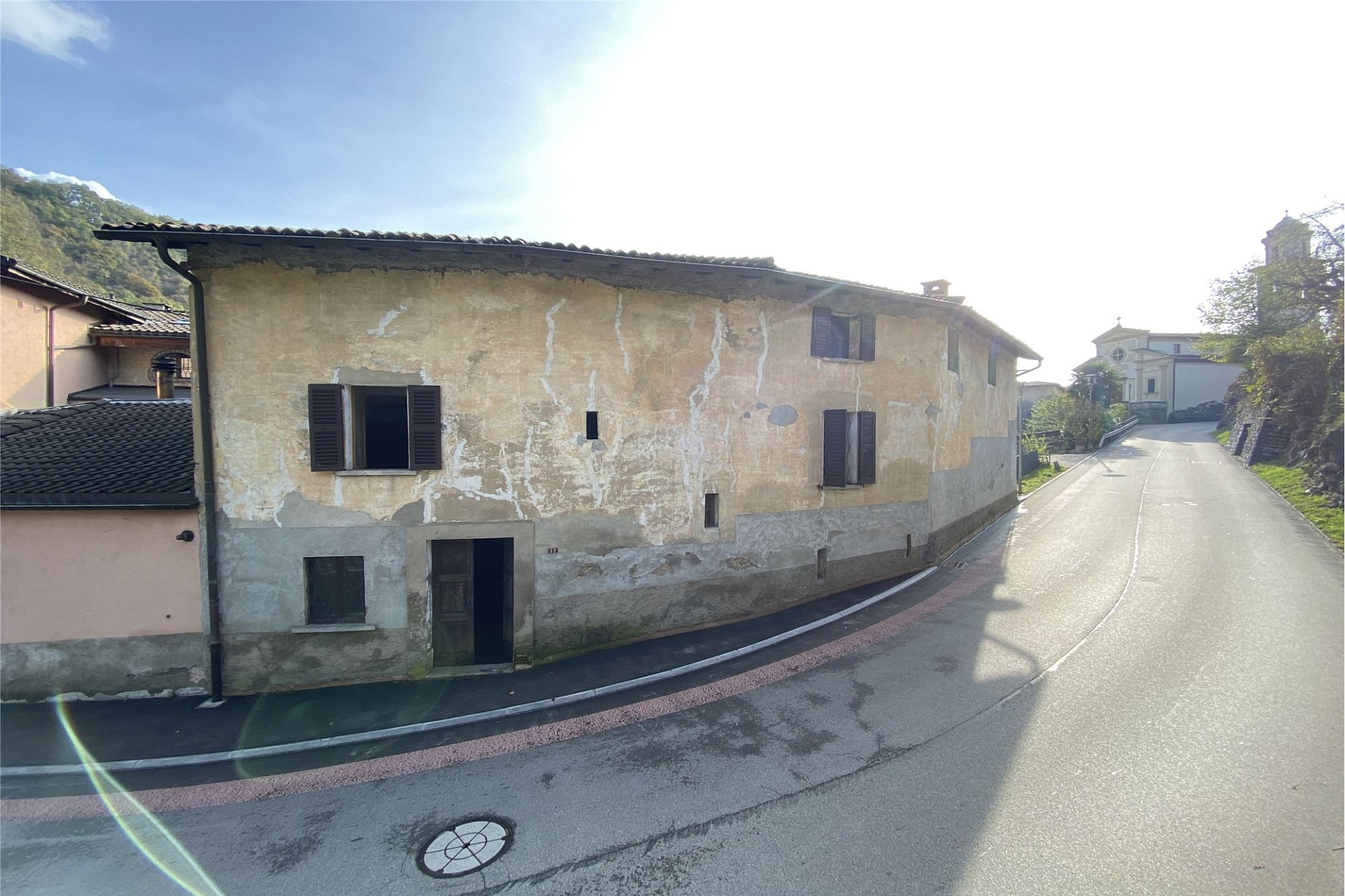 Altbau an kurviger Straße
