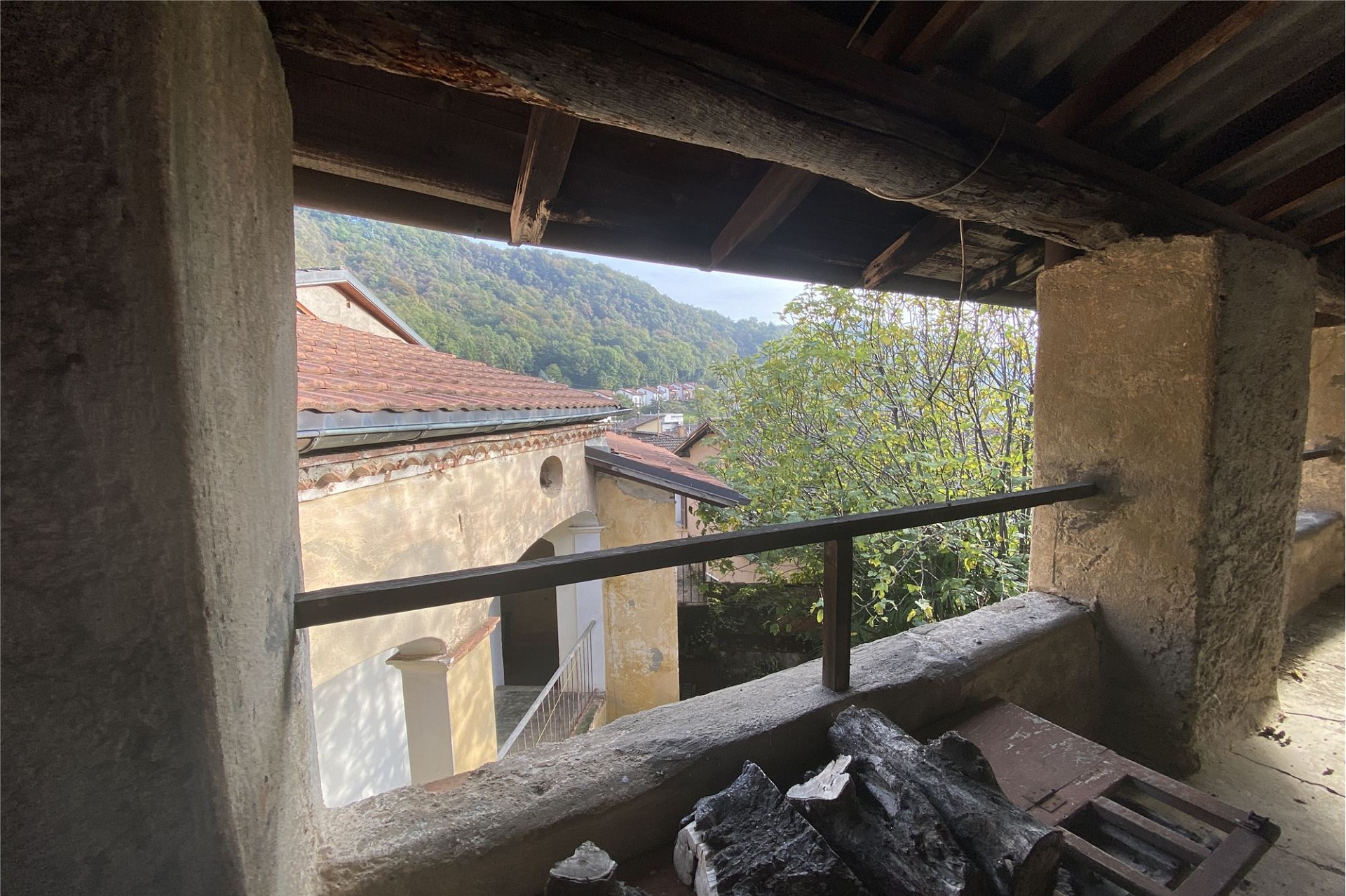 Rustikale Terrasse mit Bergblick