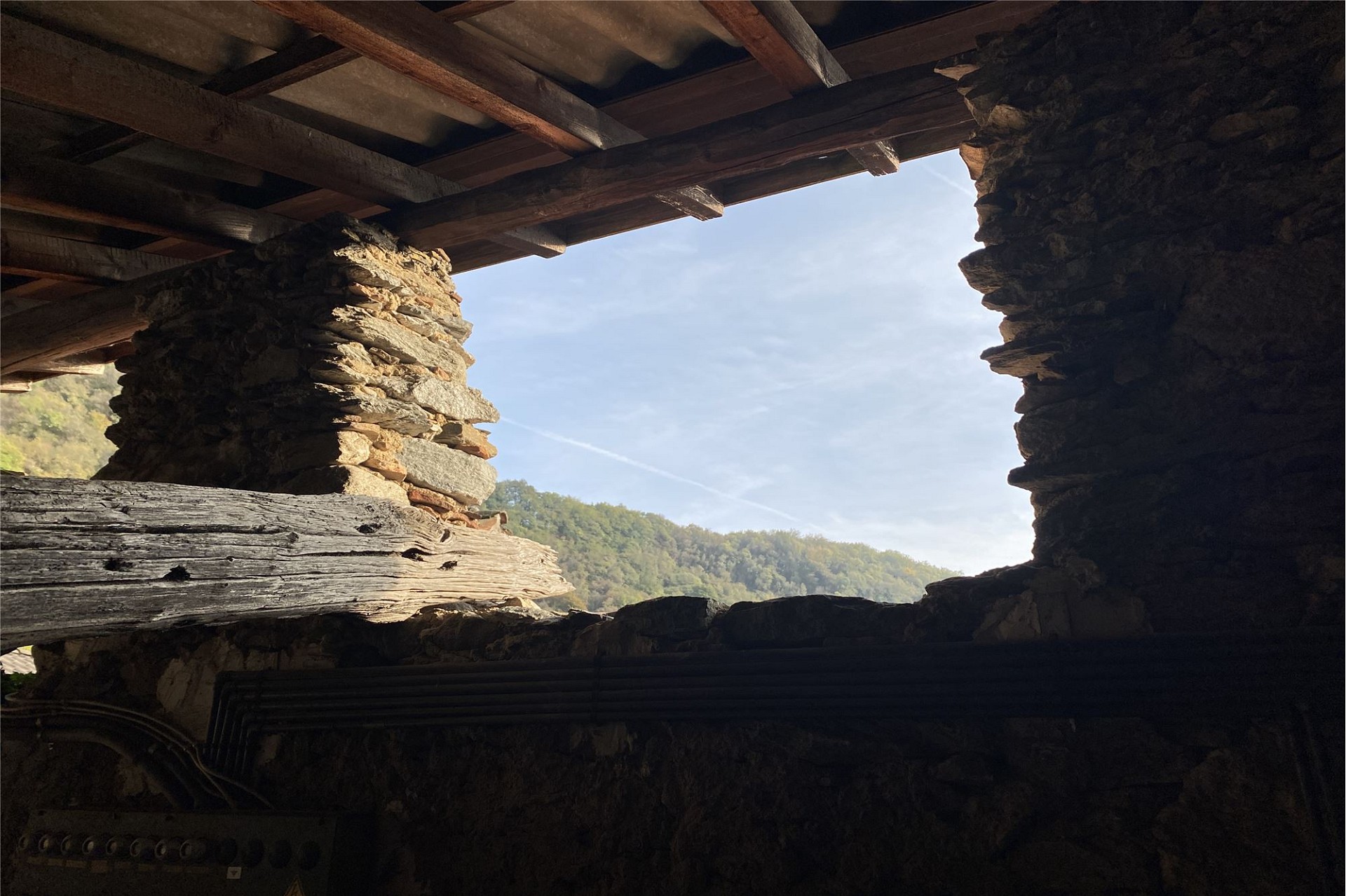 Steinerne Öffnung mit Blick ins Tal