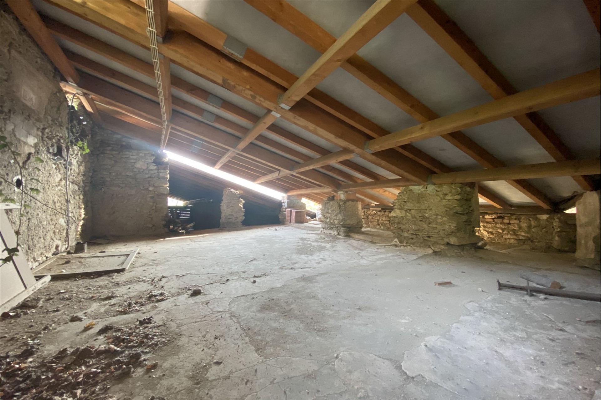 Dachboden mit Steinmauern und sichtbarer Dachkonstruktion