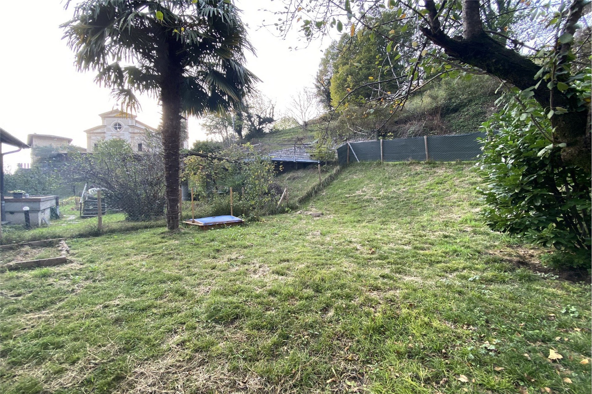 Großer Garten mit Hanglage