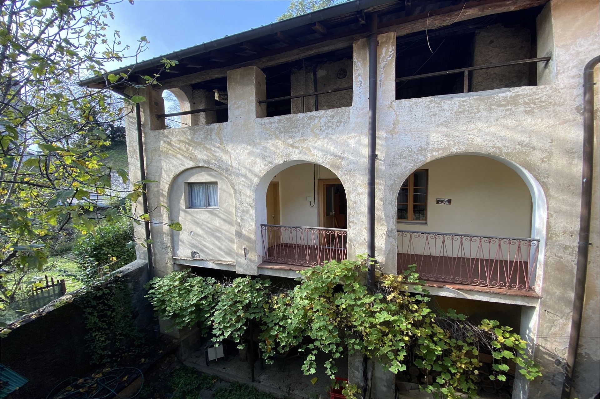 Historische Fassade mit Balkonen
