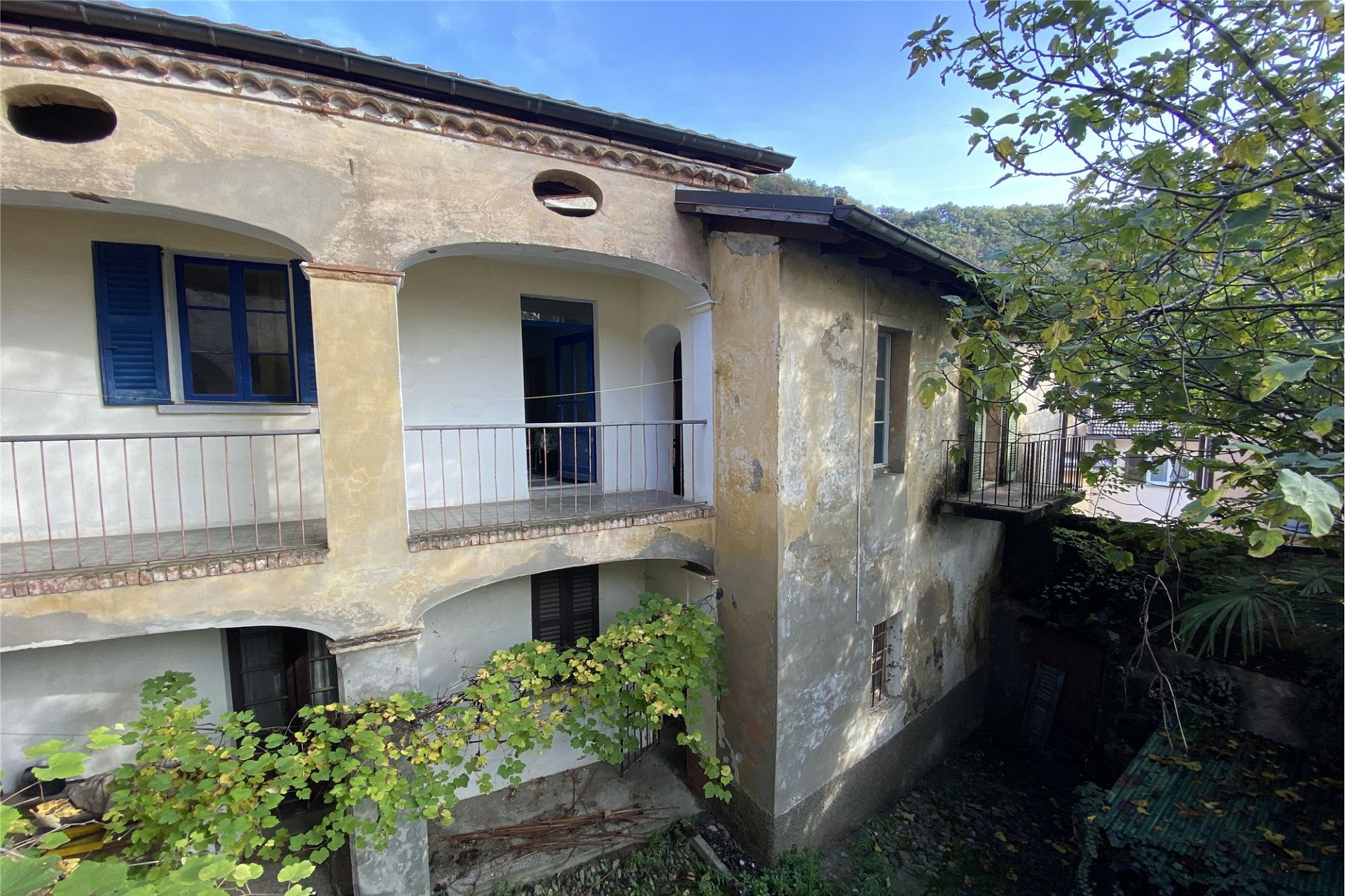 Historische Außenansicht mit Balkon und Patina