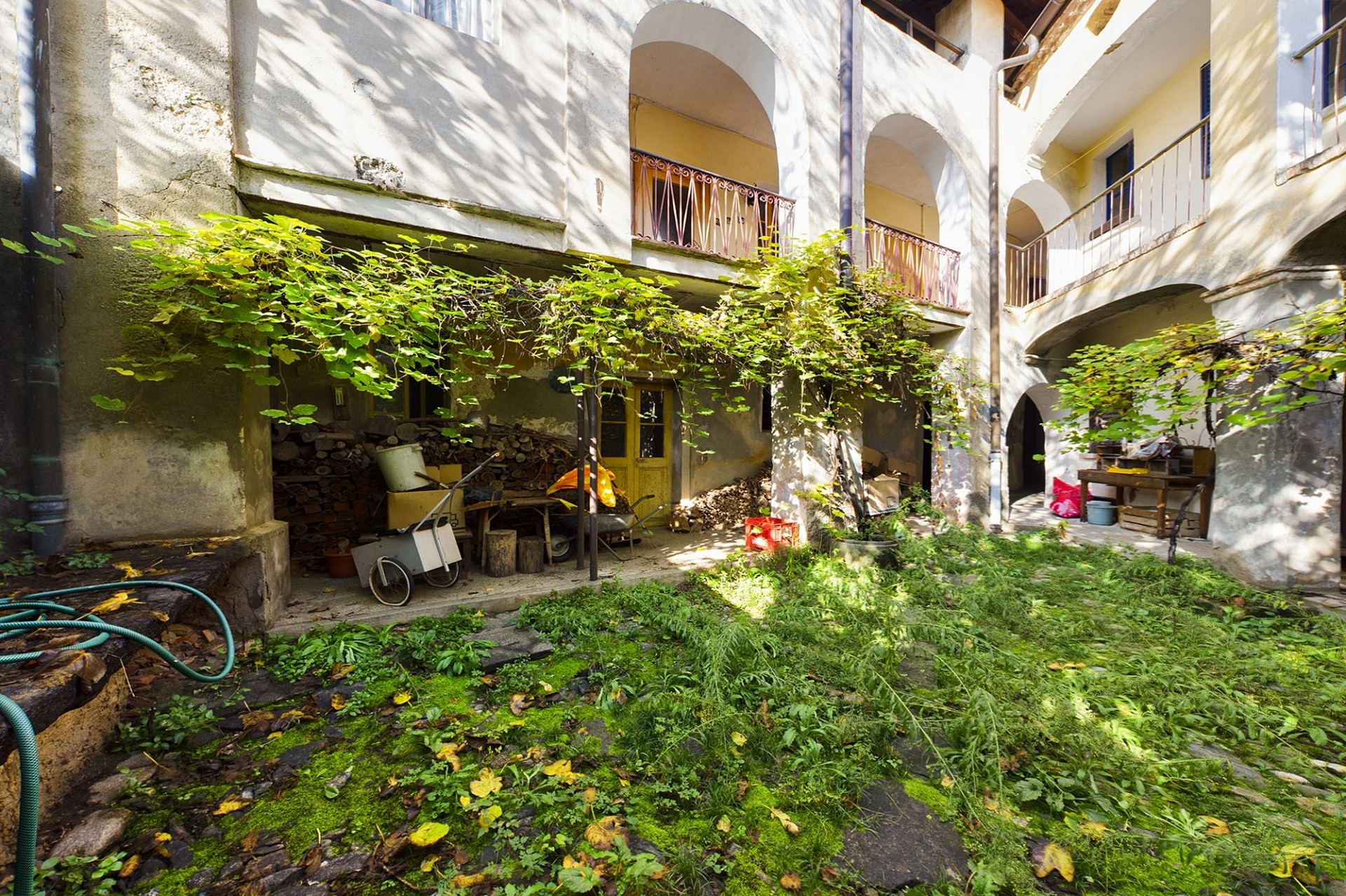 Innenhof mit begrünten Arkaden
