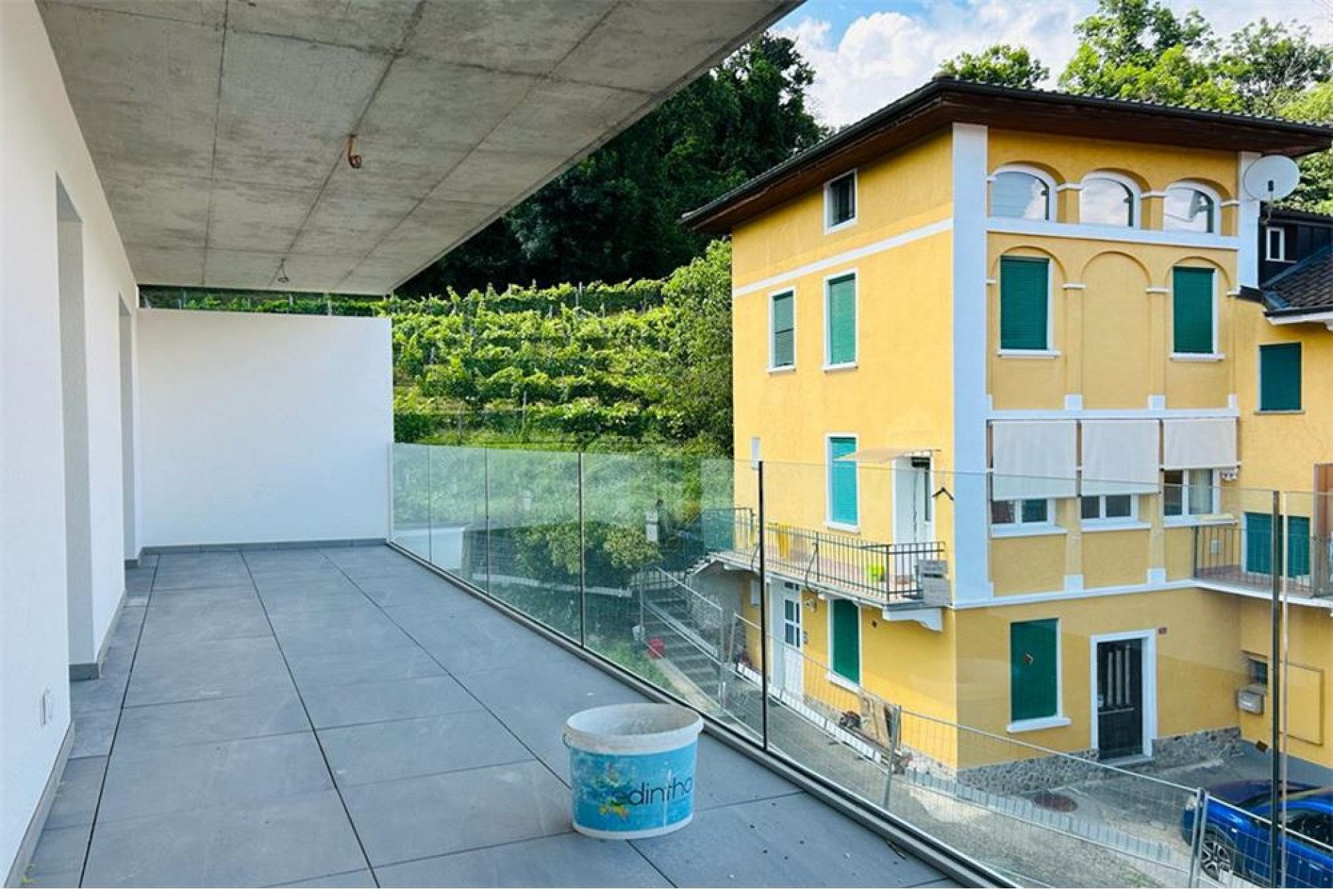 Balkon mit Glasgeländer