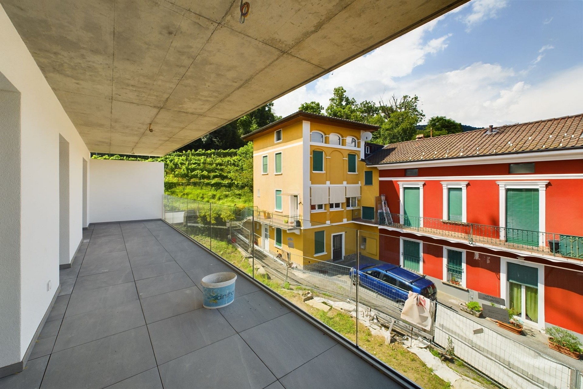 Überdachter Balkon mit Blick auf bunte Wohnhäuser