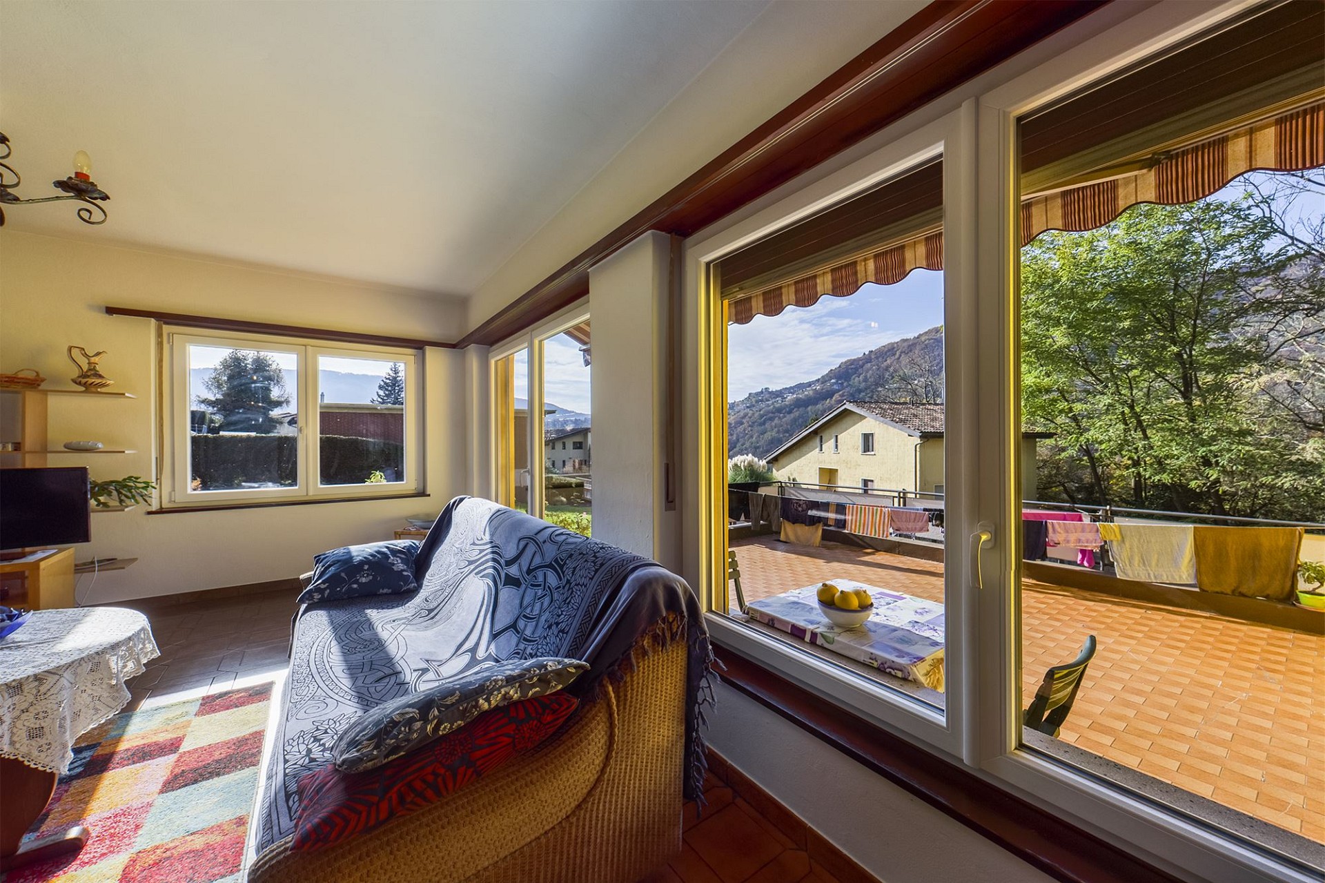 Helles Wohnzimmer mit Balkonblick