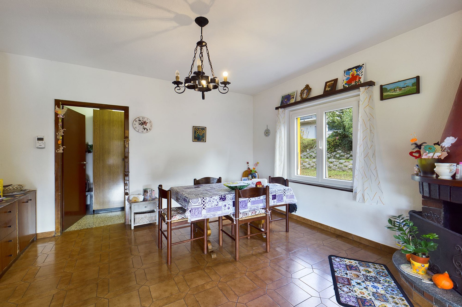 Gemütliches Esszimmer mit Fensterblick