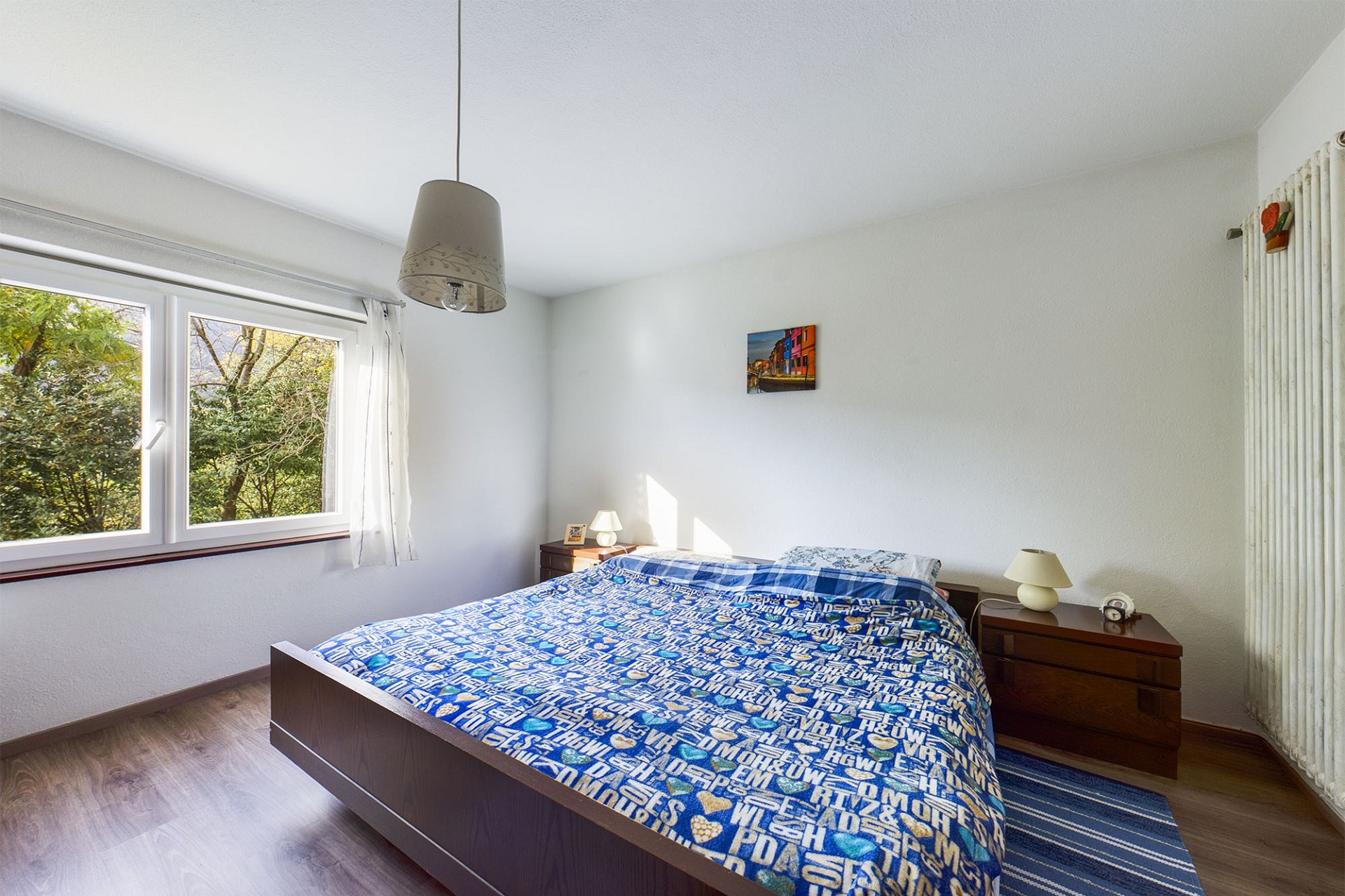 Schlafzimmer mit Doppelbett und Tageslicht