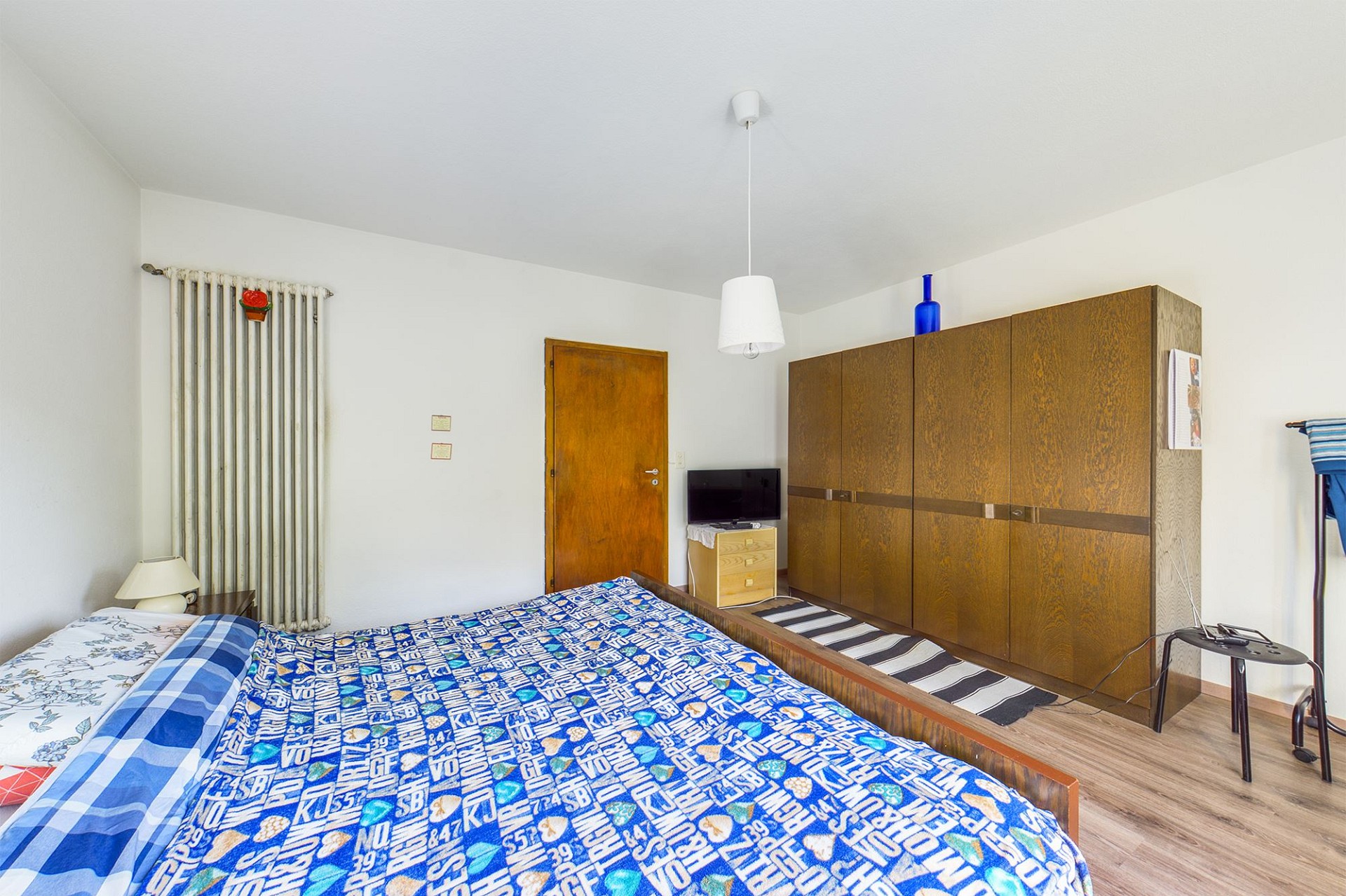 Schlichtes Schlafzimmer mit großem Kleiderschrank