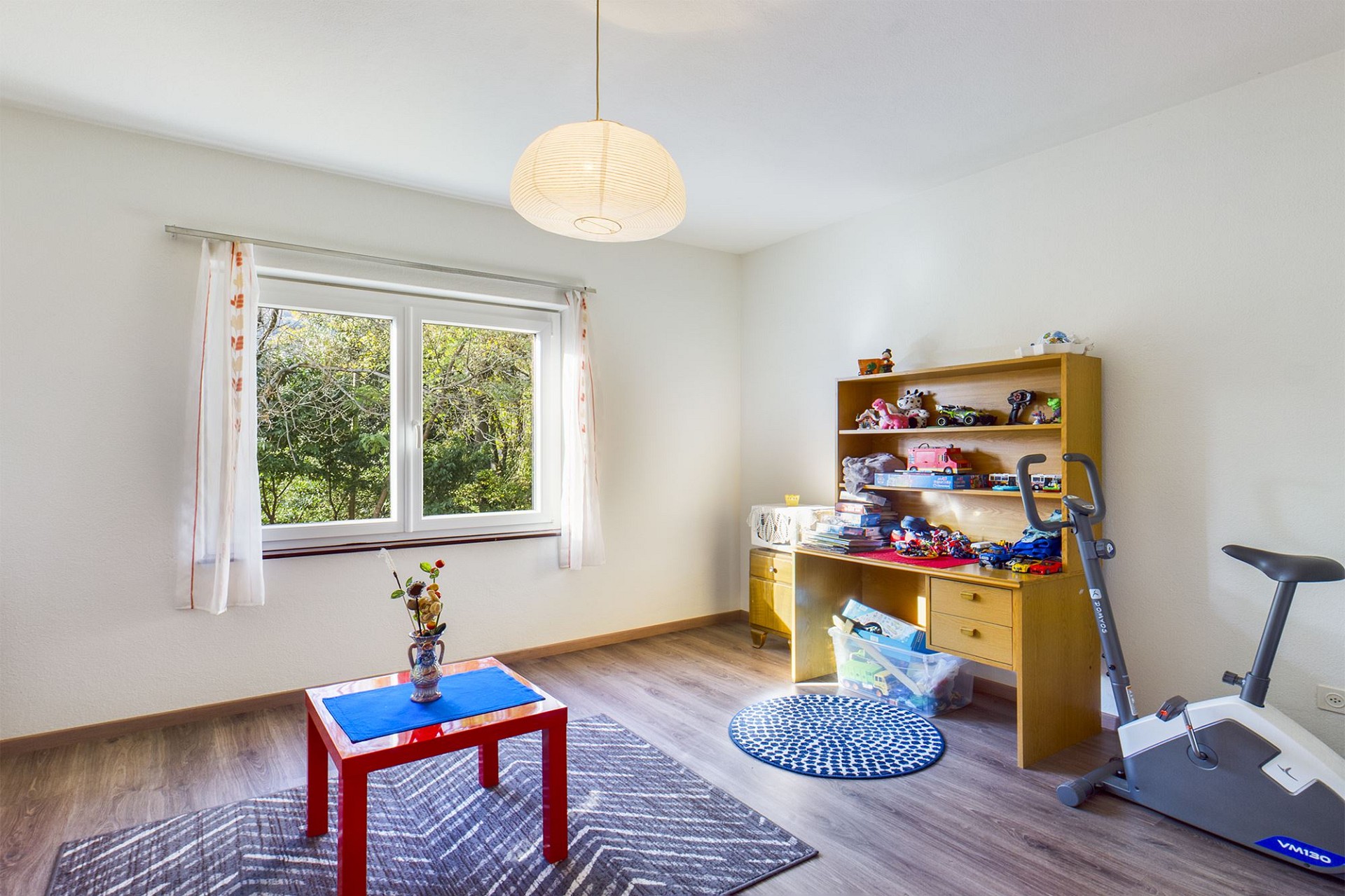 Helles Kinder- bzw. Arbeitszimmer mit Fensterblick ins Grüne