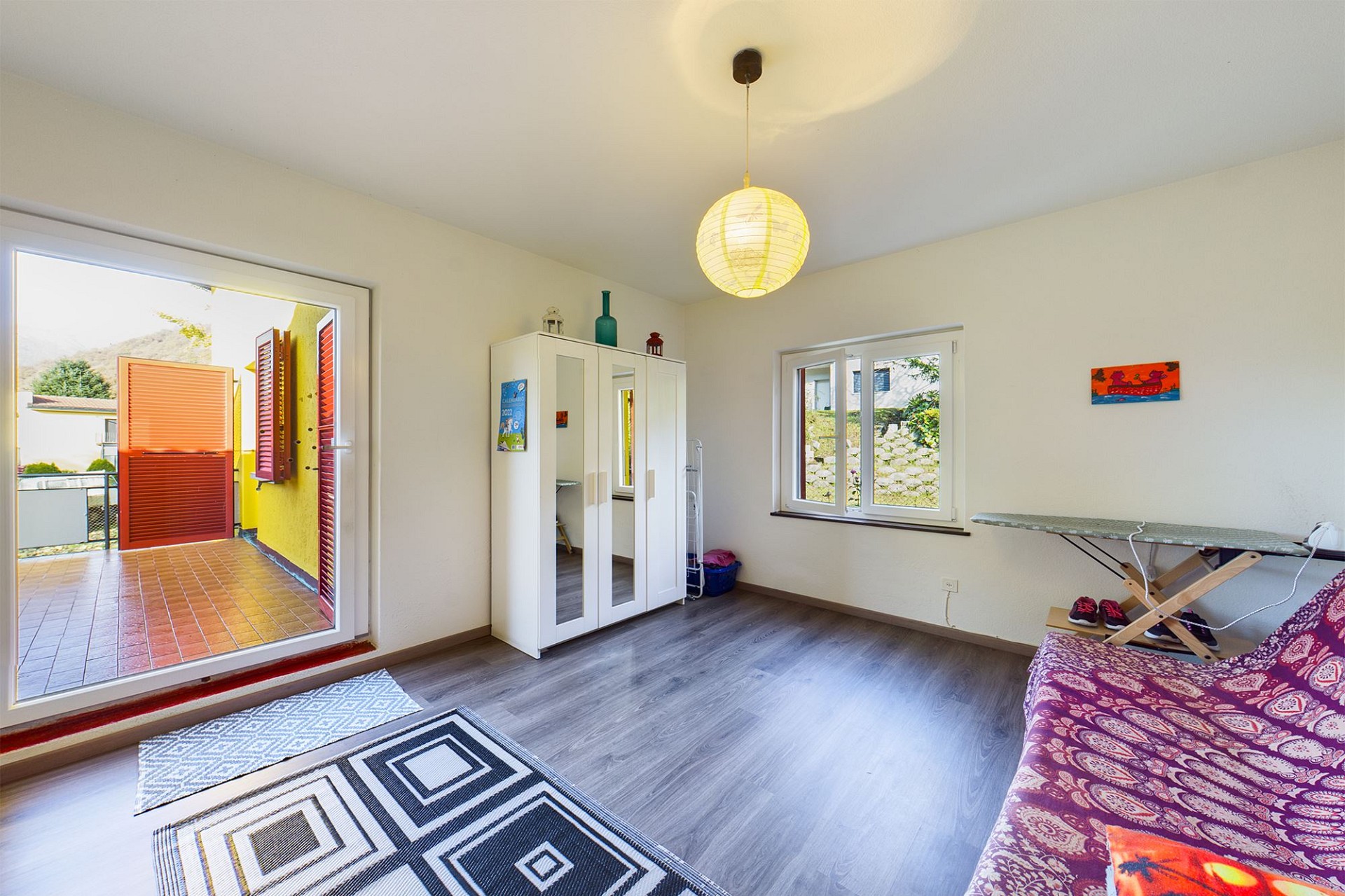 Helles Zimmer mit Balkon- bzw. Terrassenzugang