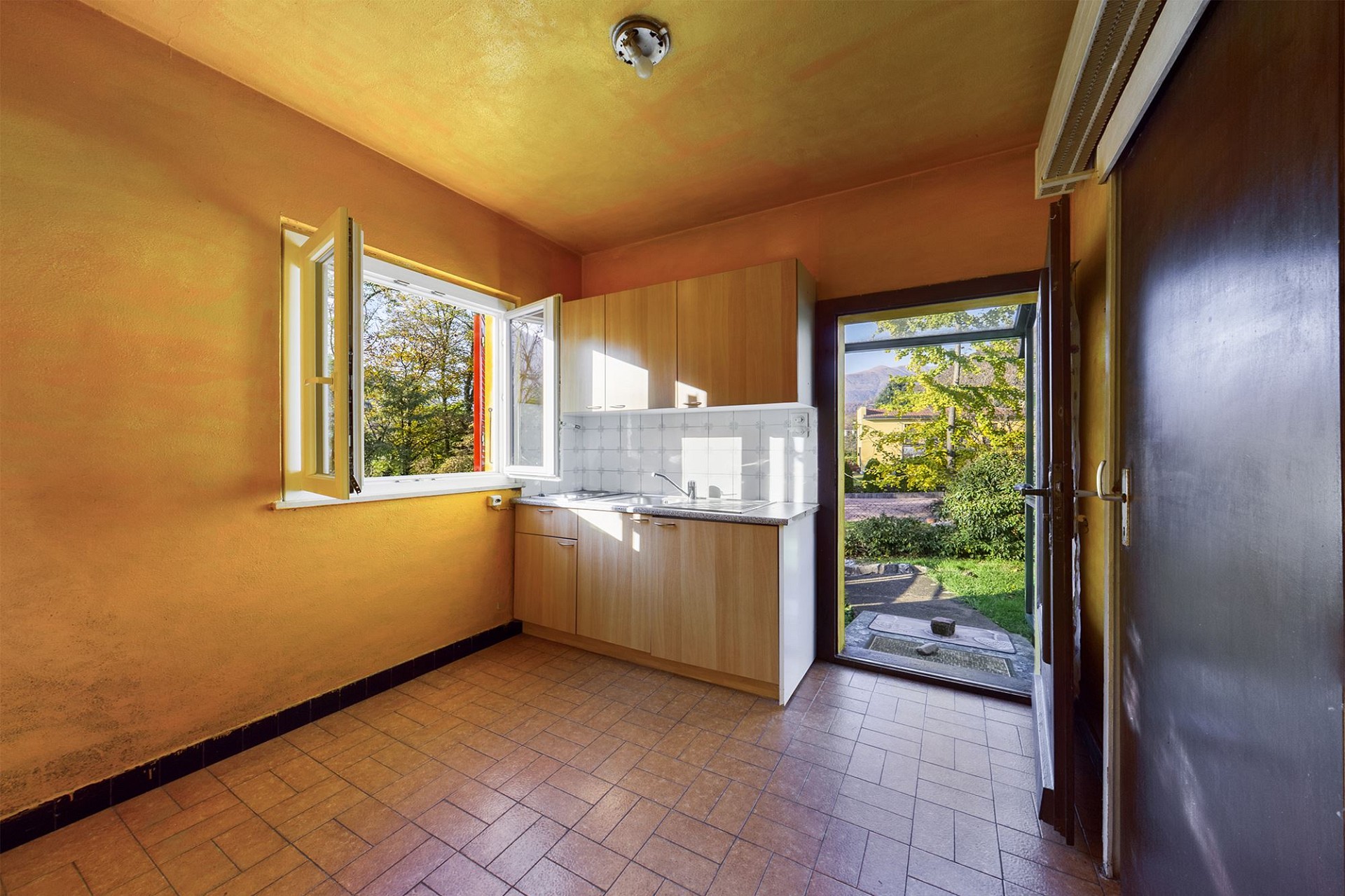 Kleiner Küchenraum mit Gartenblick