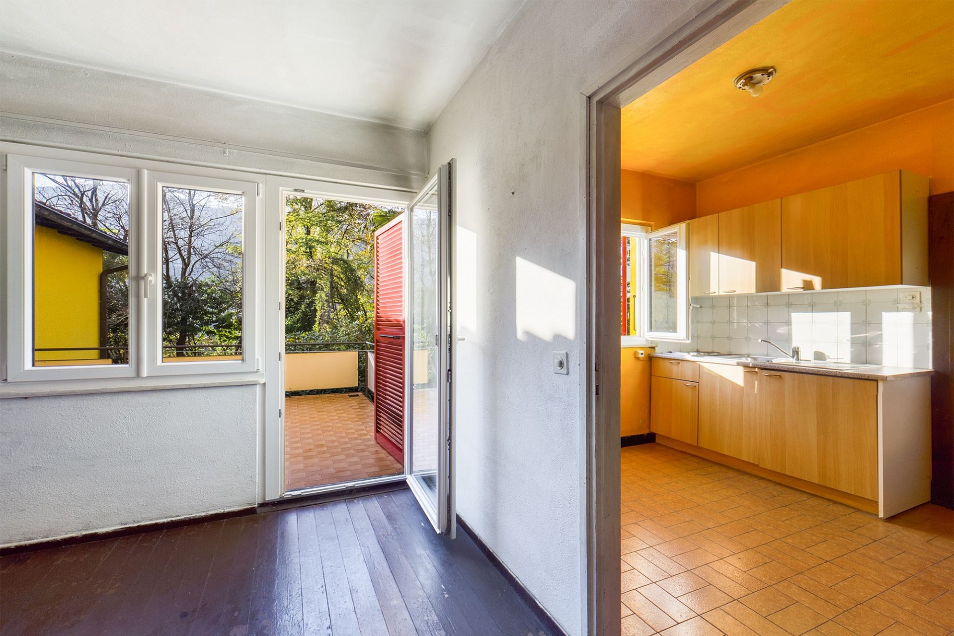 Helle Wohnung mit Balkon und Küche