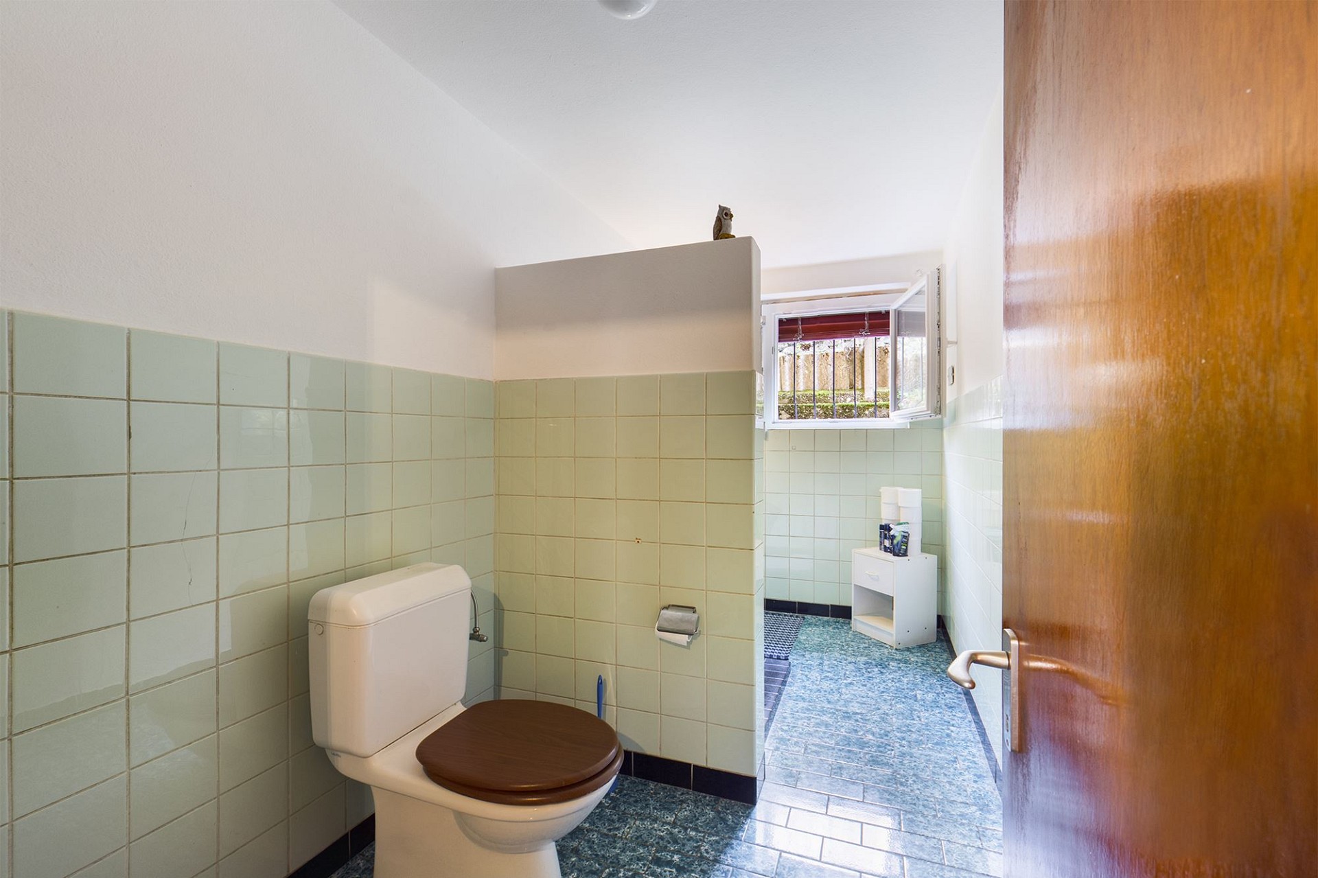 Gäste-WC mit Fliesen und Holzdetails