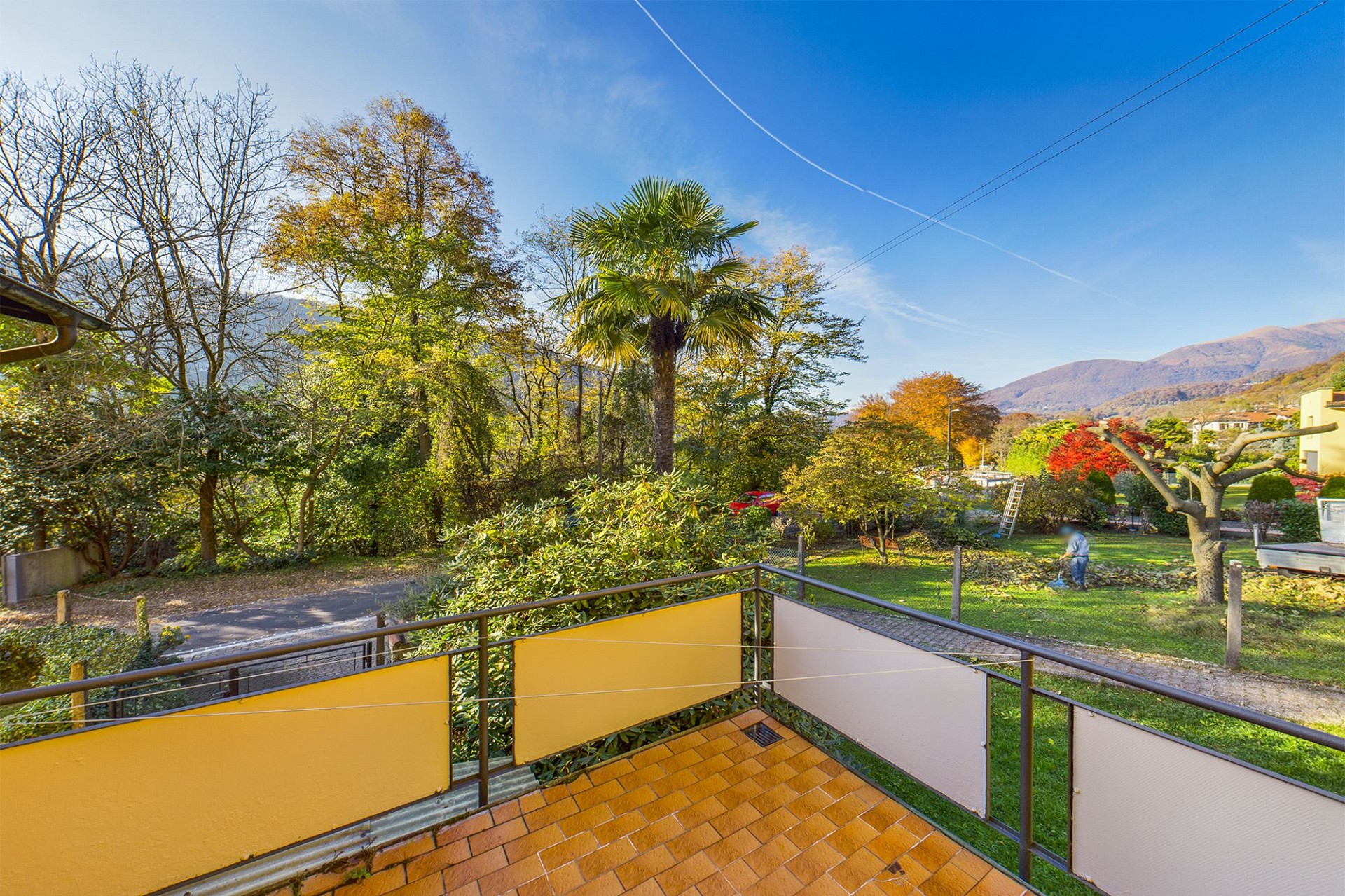 Balkon mit Garten- und Bergblick