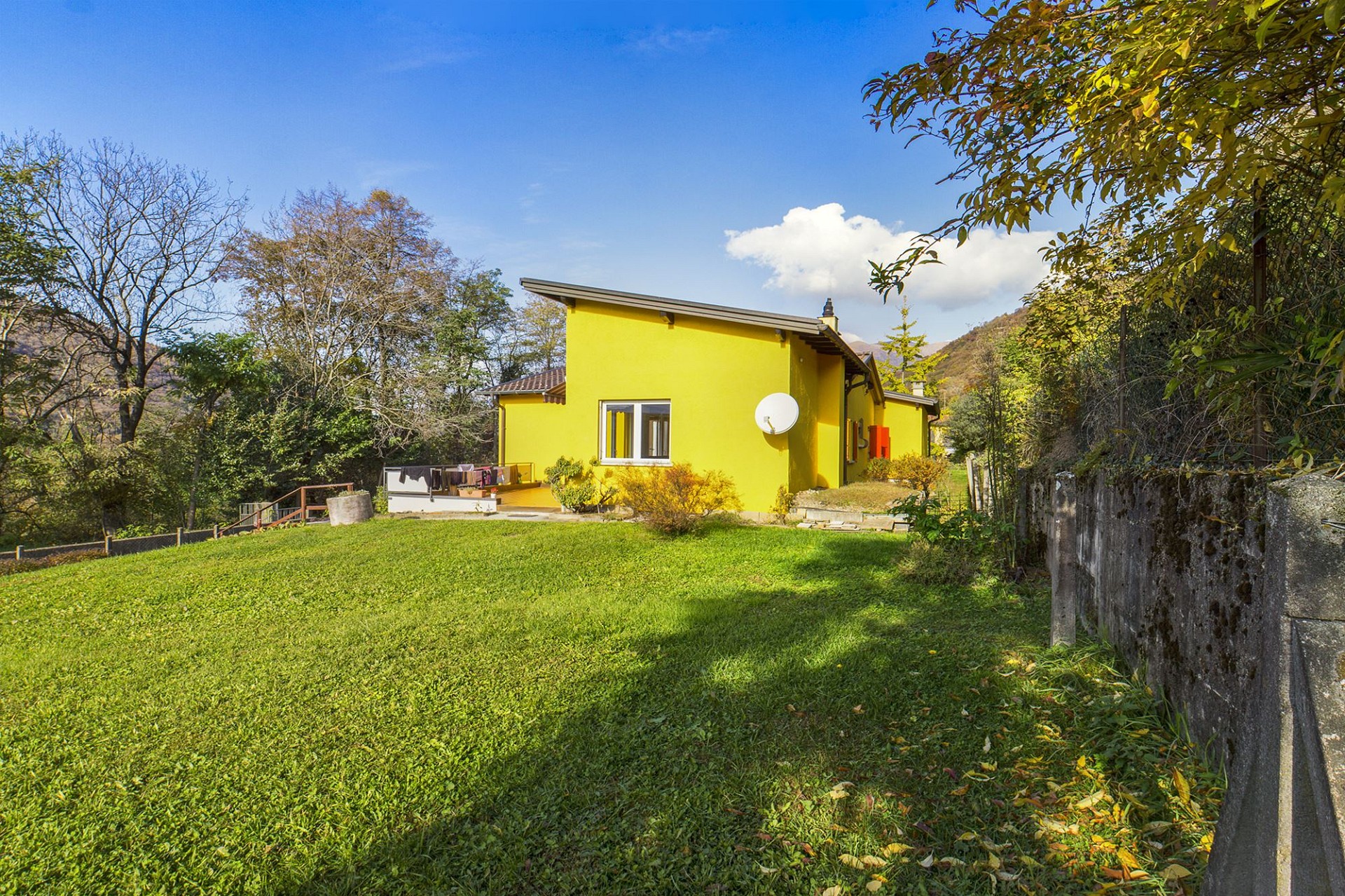 Buntes Einfamilienhaus mit Garten