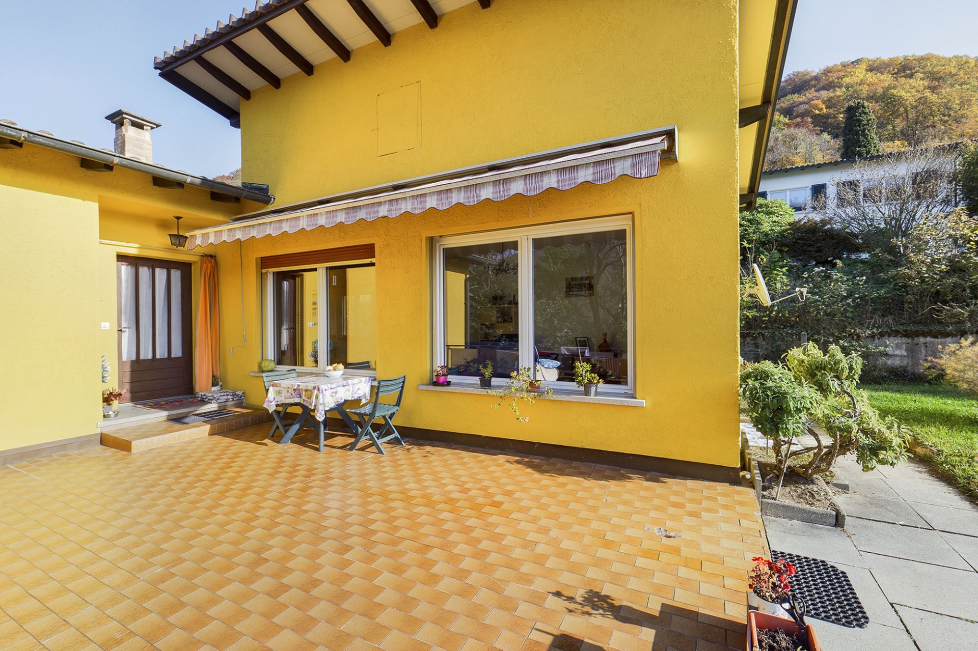 Gelbes Haus mit Terrasse und Garten