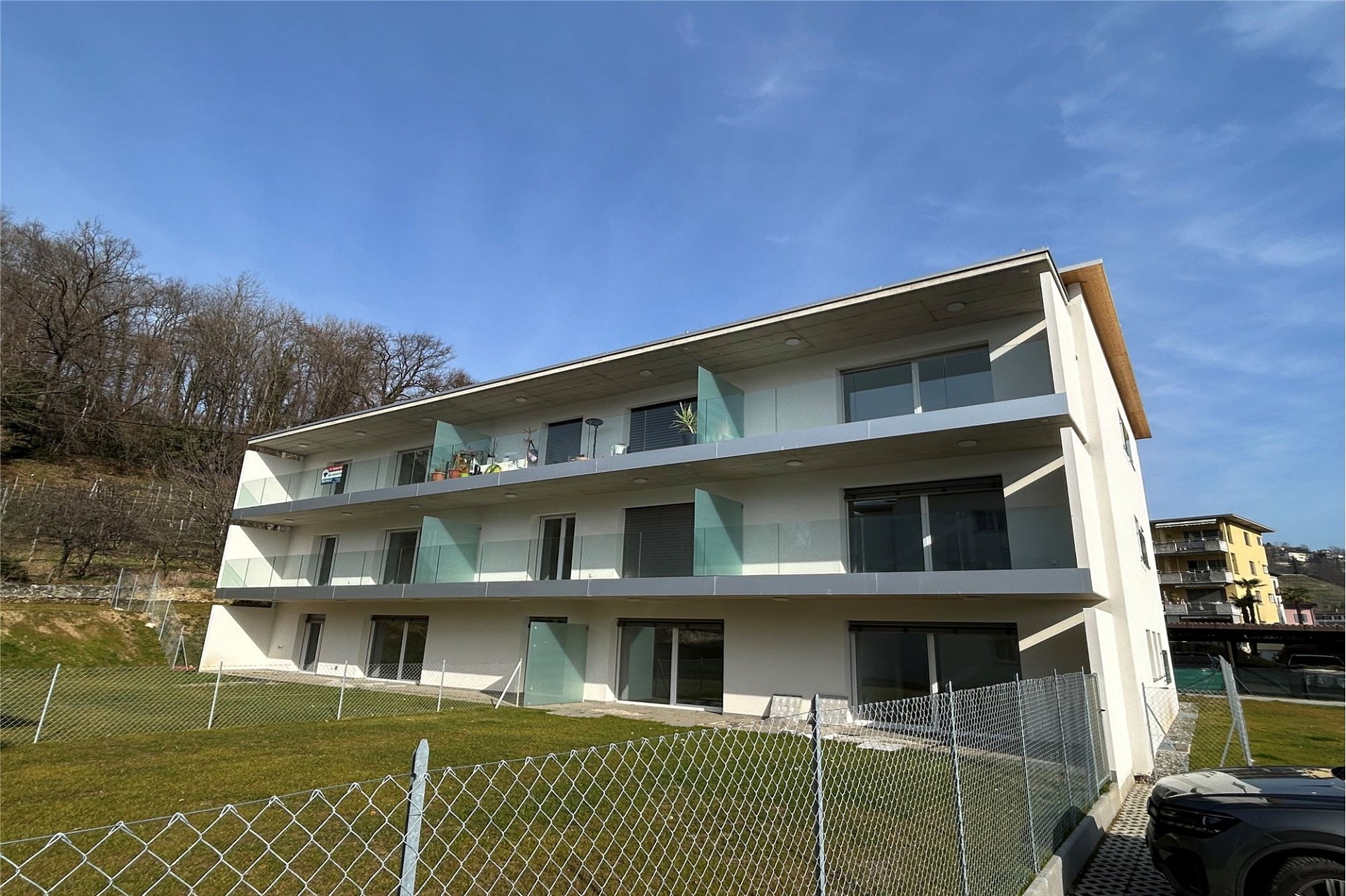 Modernes Mehrfamilienhaus mit Balkonen
