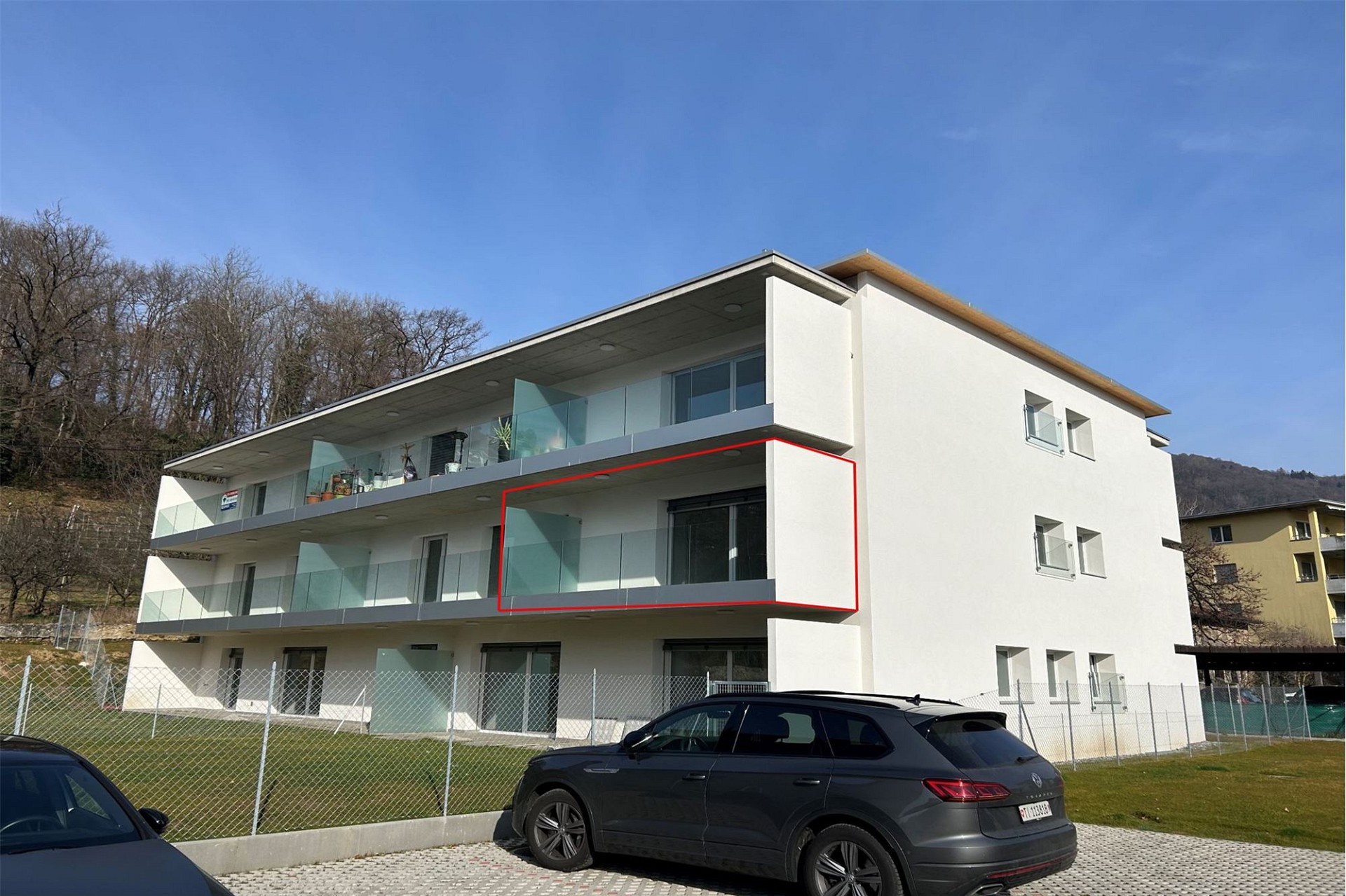 Moderne Wohnanlage mit Balkon