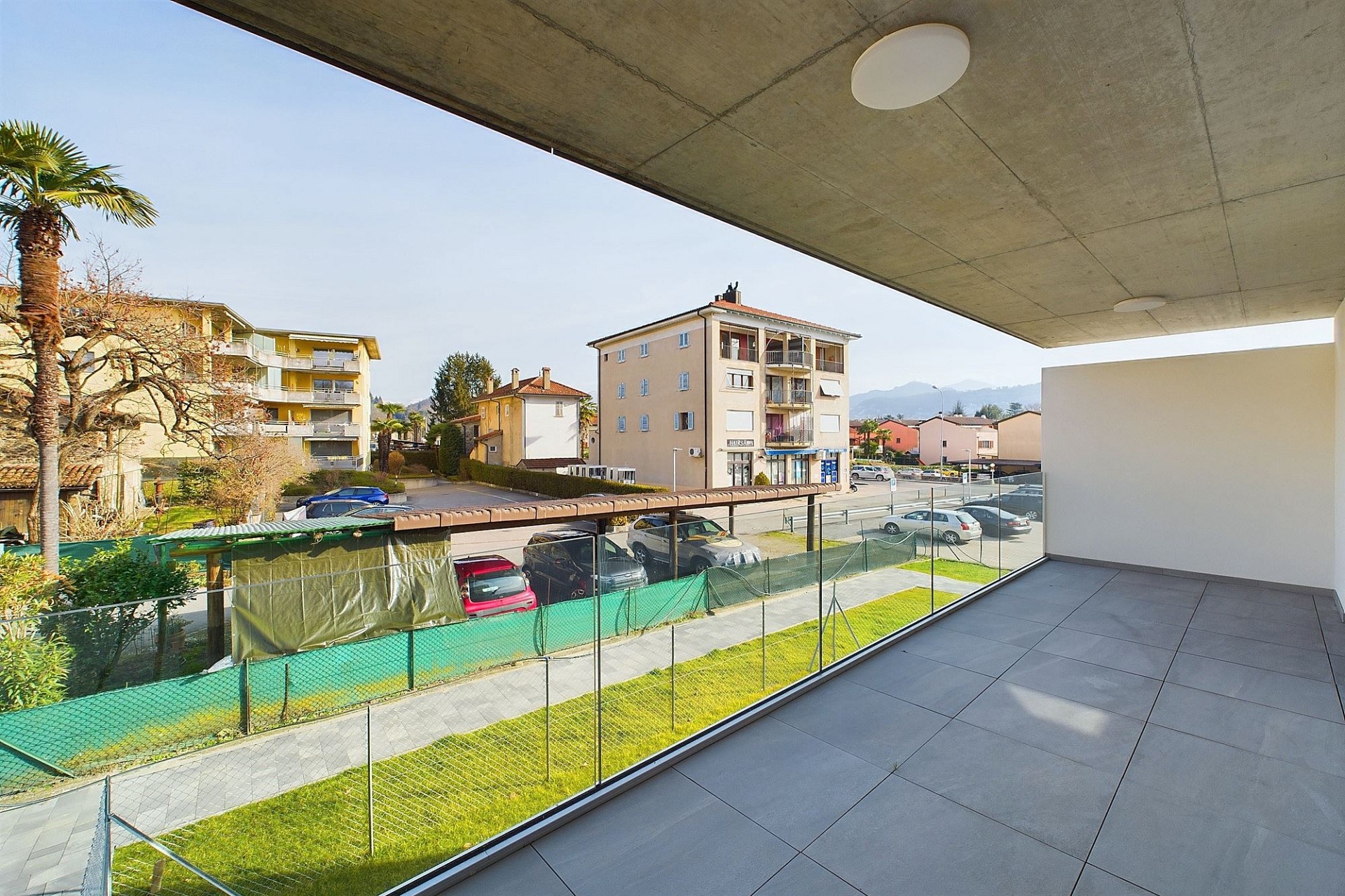 Überdachter Balkon mit Weitblick
