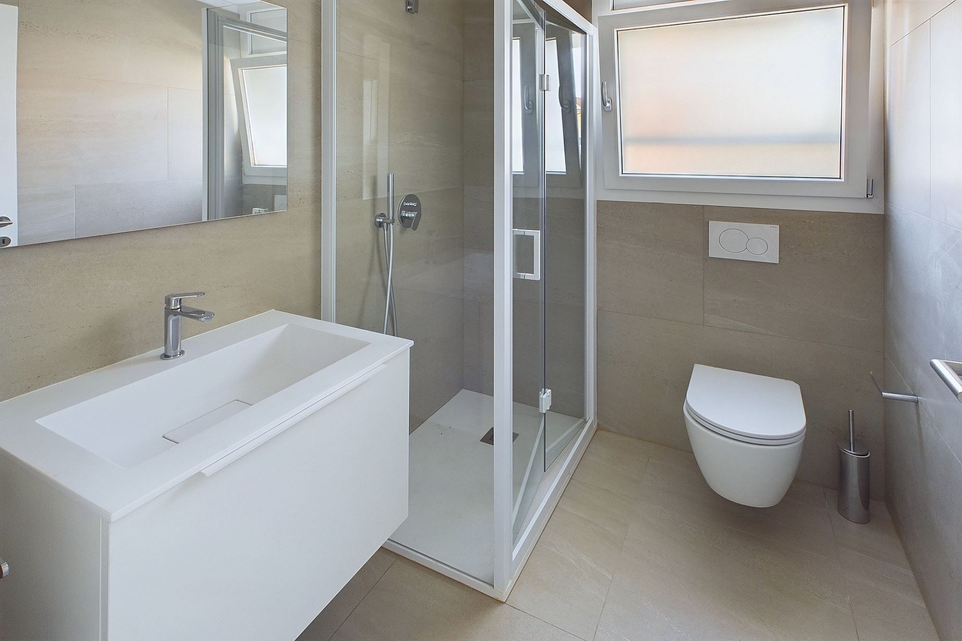Modernes Bad mit Dusche und WC
