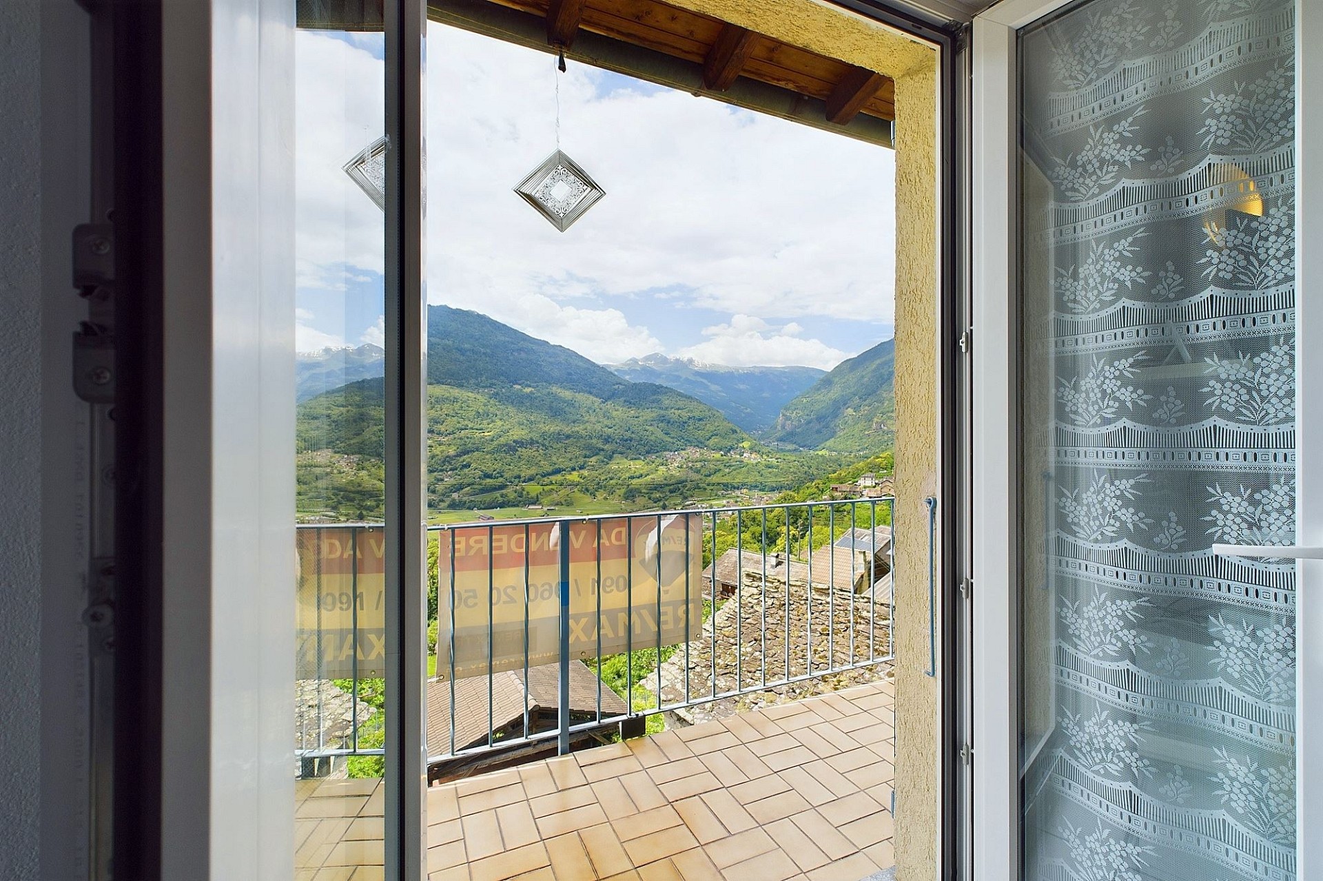 Balkon mit Bergblick