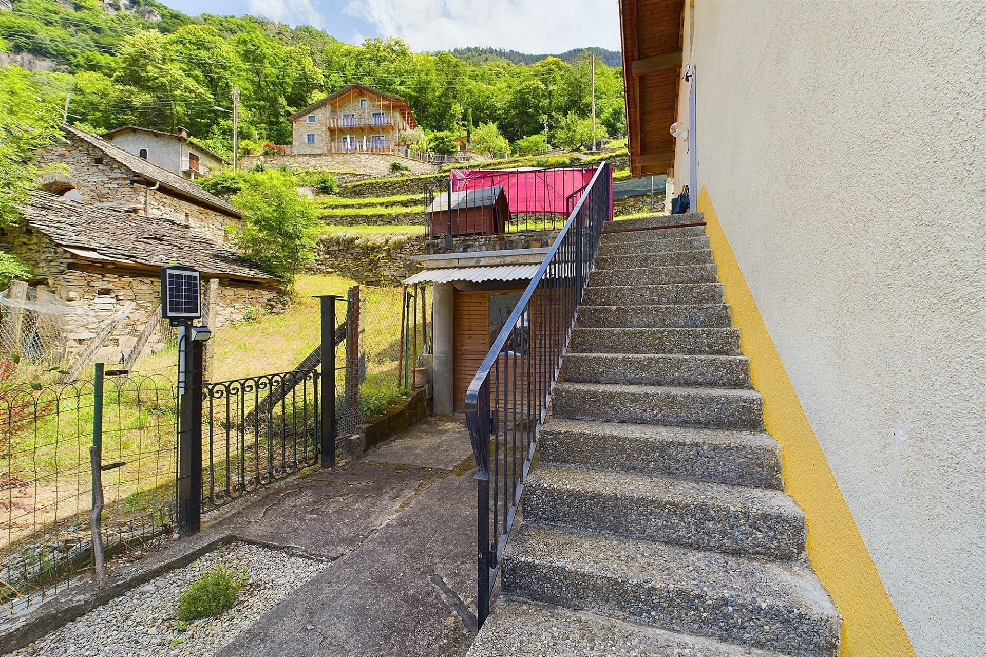 Außenansicht mit Treppe und Hanglage