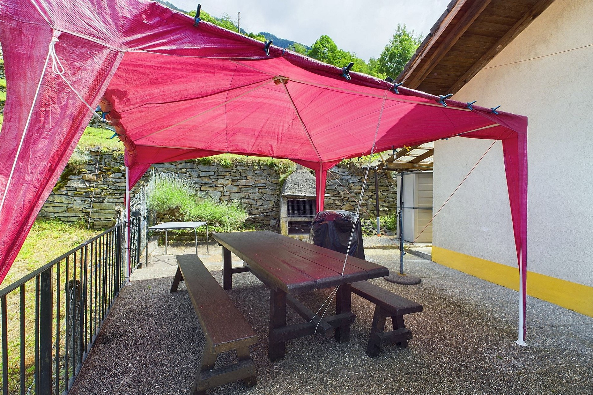 Überdachte Terrasse mit Sitzgruppe