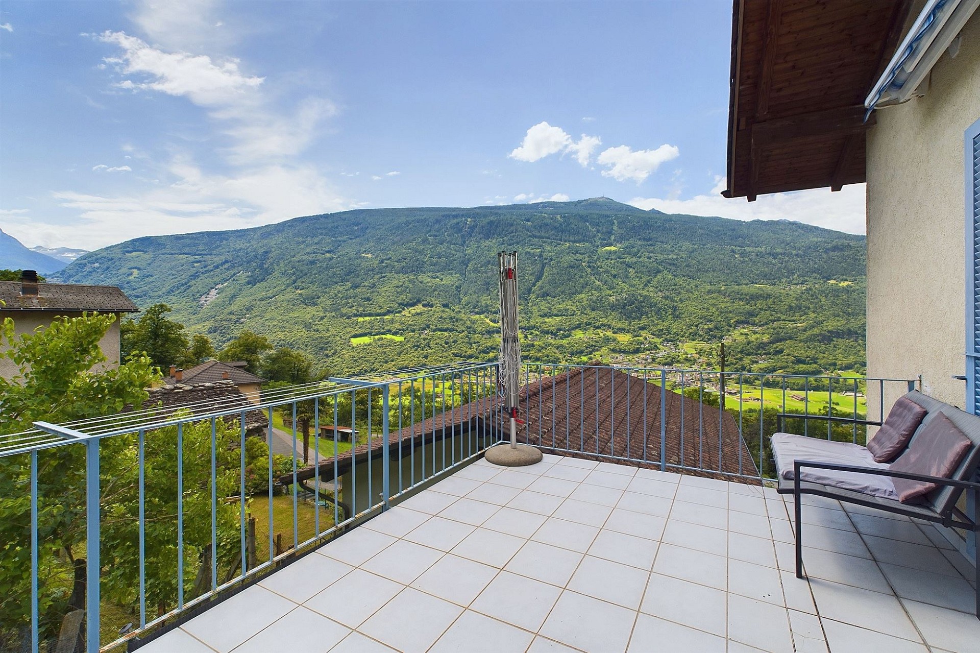 Balkon mit Bergpanorama