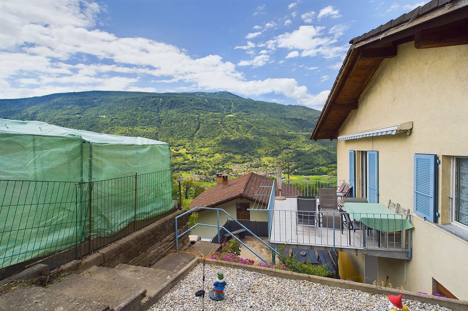 Balkon mit Bergblick