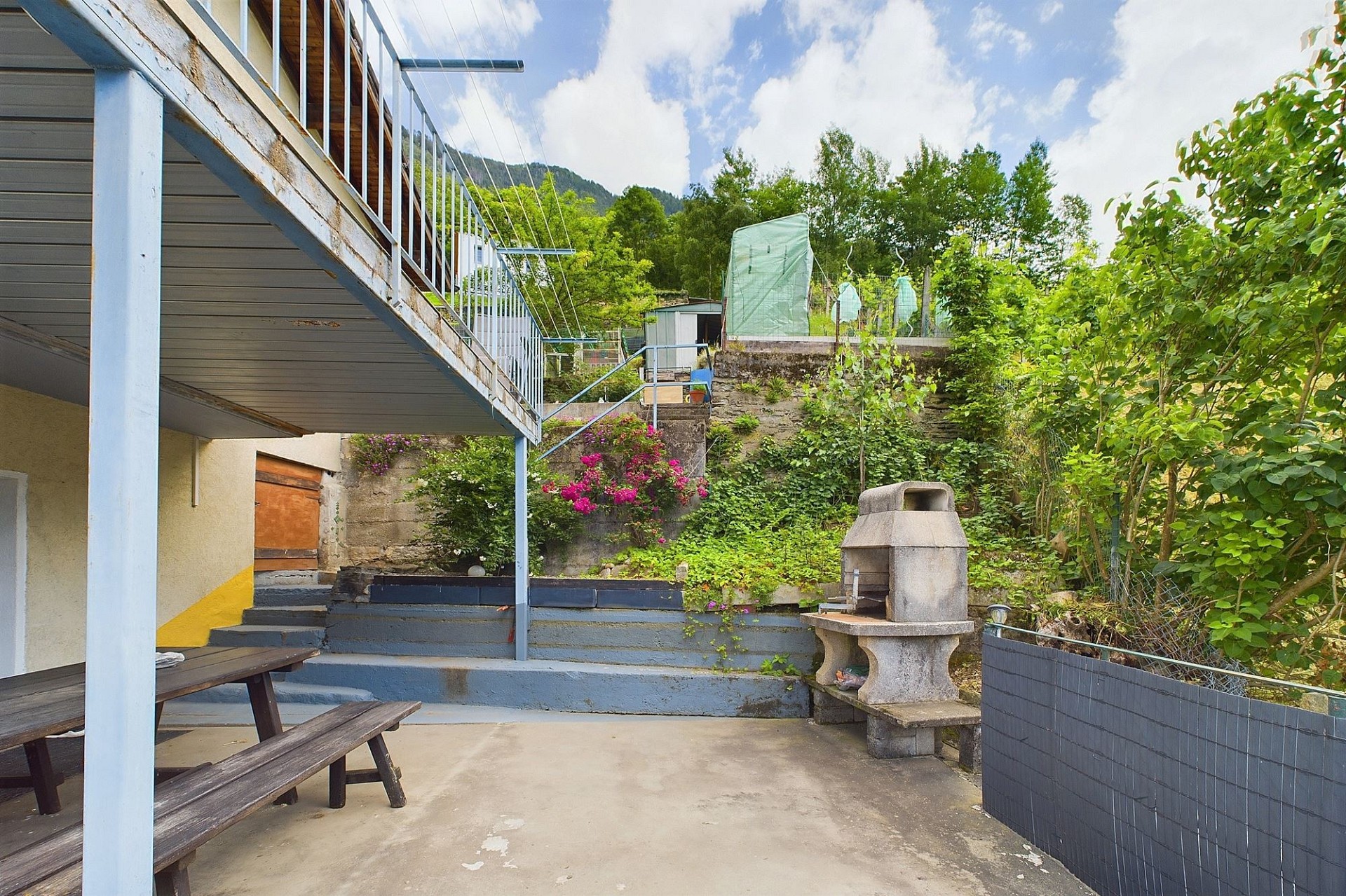 Terrasse mit Garten und Außenbereich