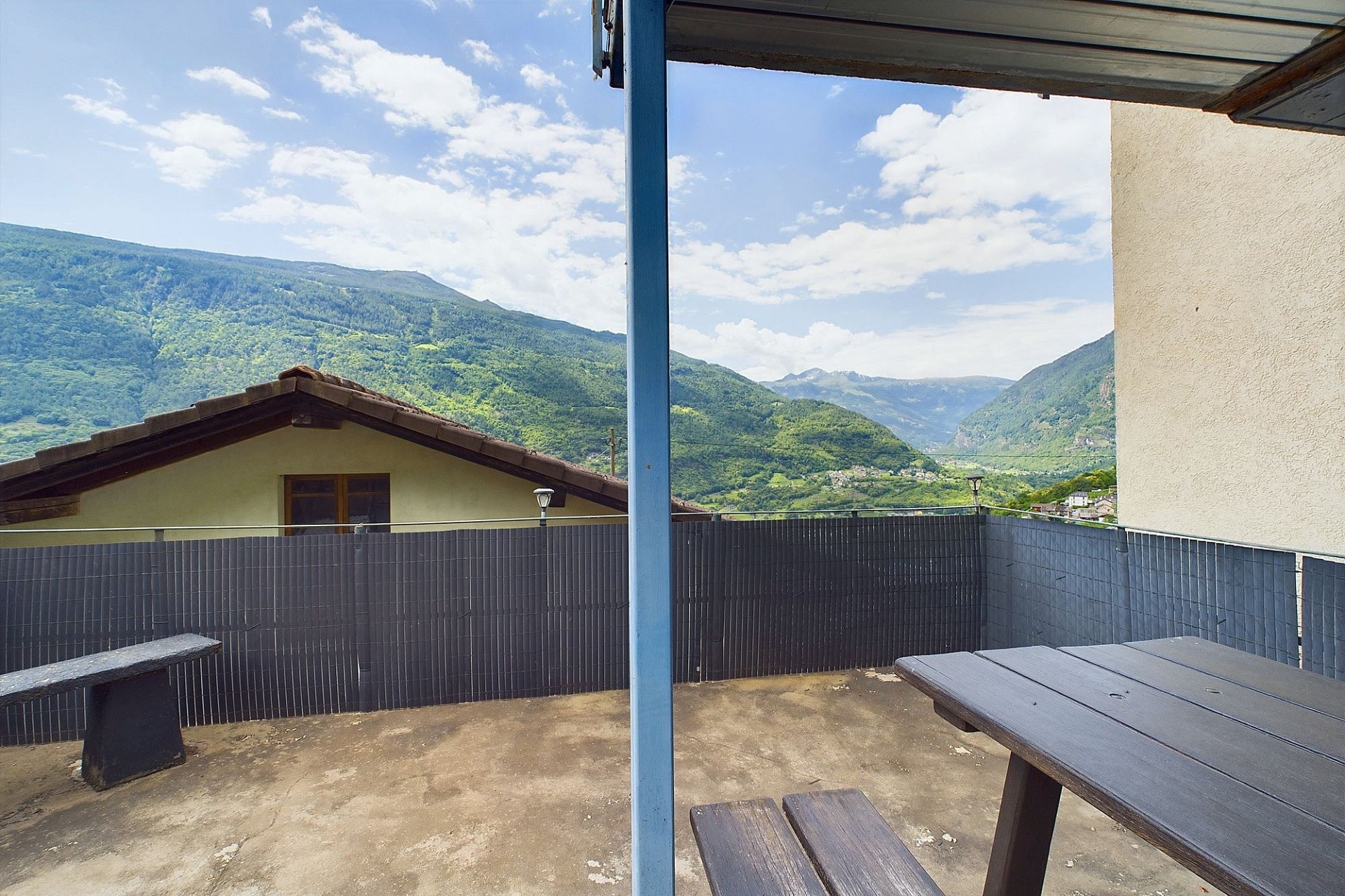 Balkon mit Bergblick