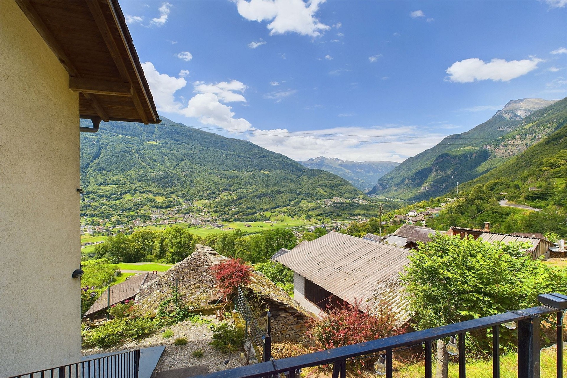 Bergblick von einem Balkon oder einer Terrasse