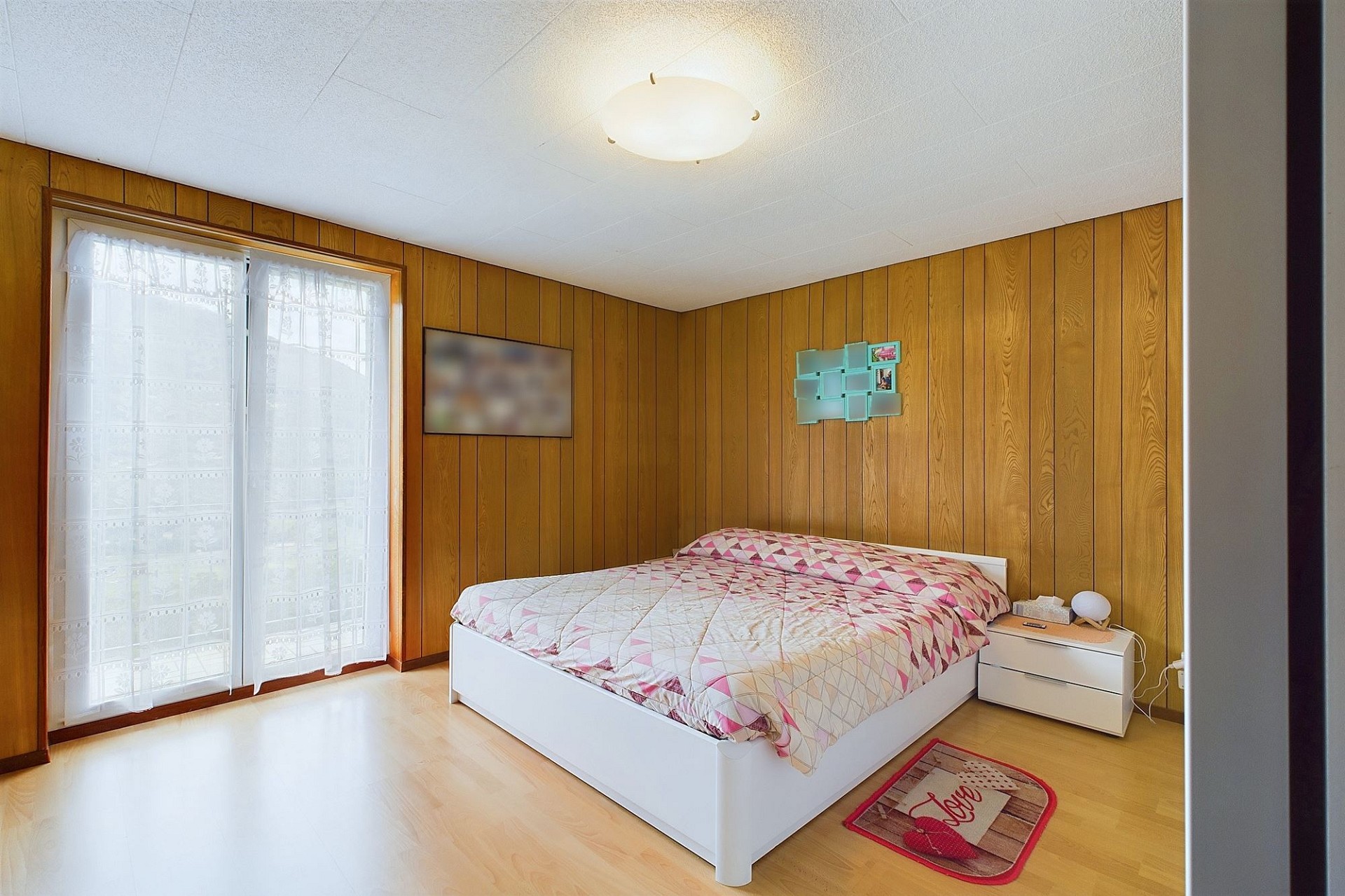 Schlafzimmer mit Holzvertäfelung