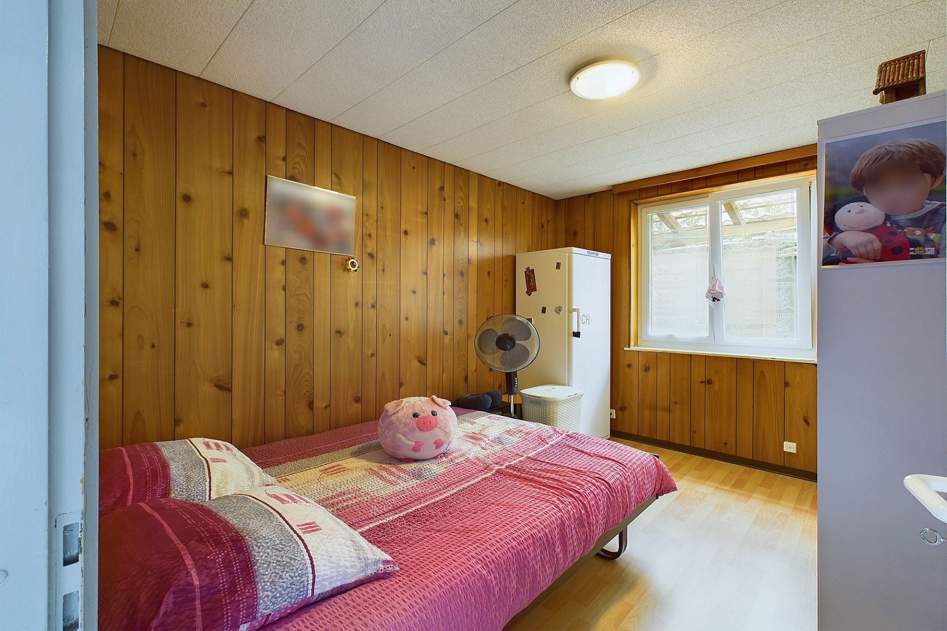 Schlichtes Schlafzimmer mit Holzvertäfelung