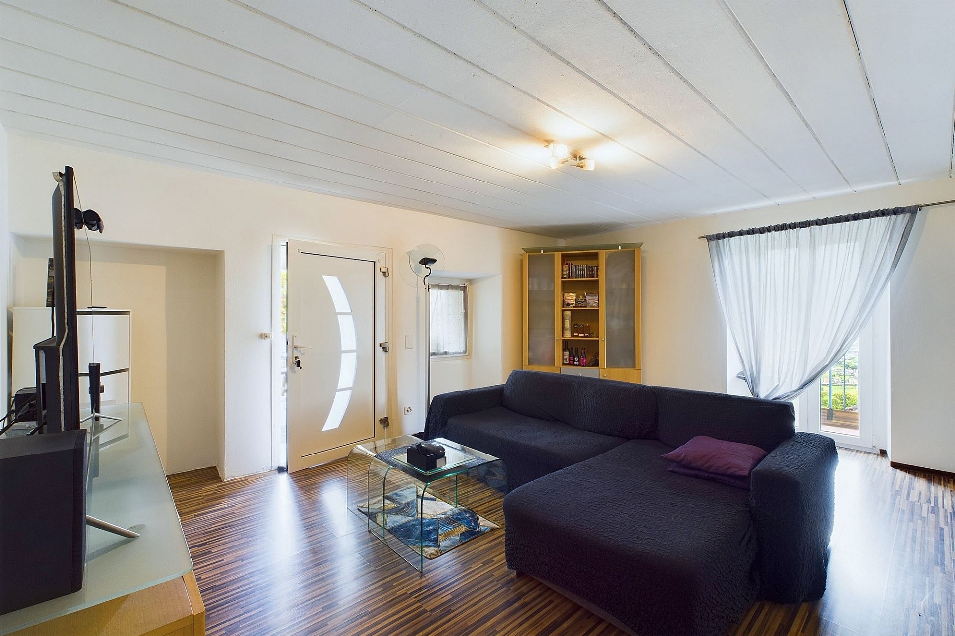 Heller Wohnraum mit Sofa und Glastisch