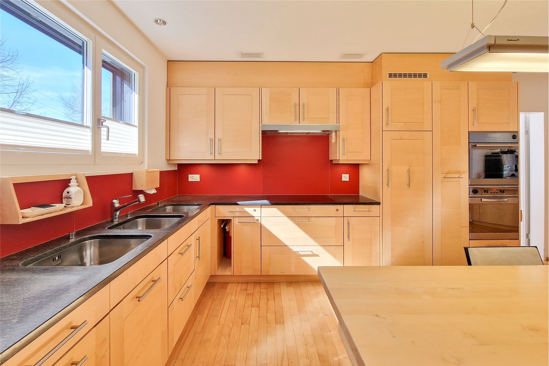 Moderne Küche mit Holzfronten