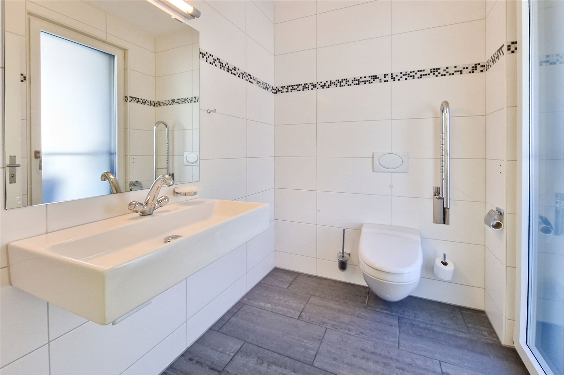 Modernes Badezimmer mit WC und Waschtisch