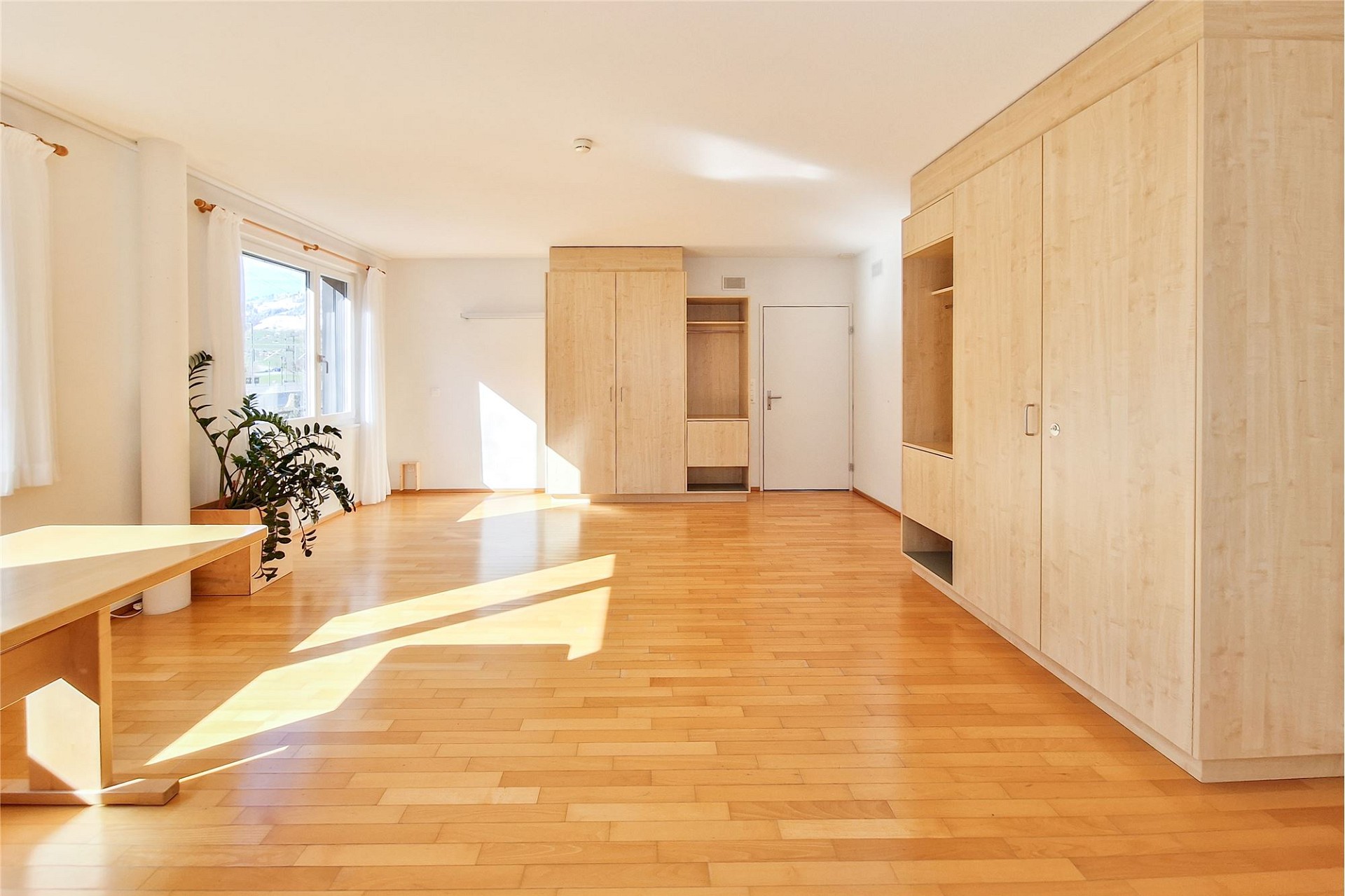 Helles Schlafzimmer mit Einbauschränken