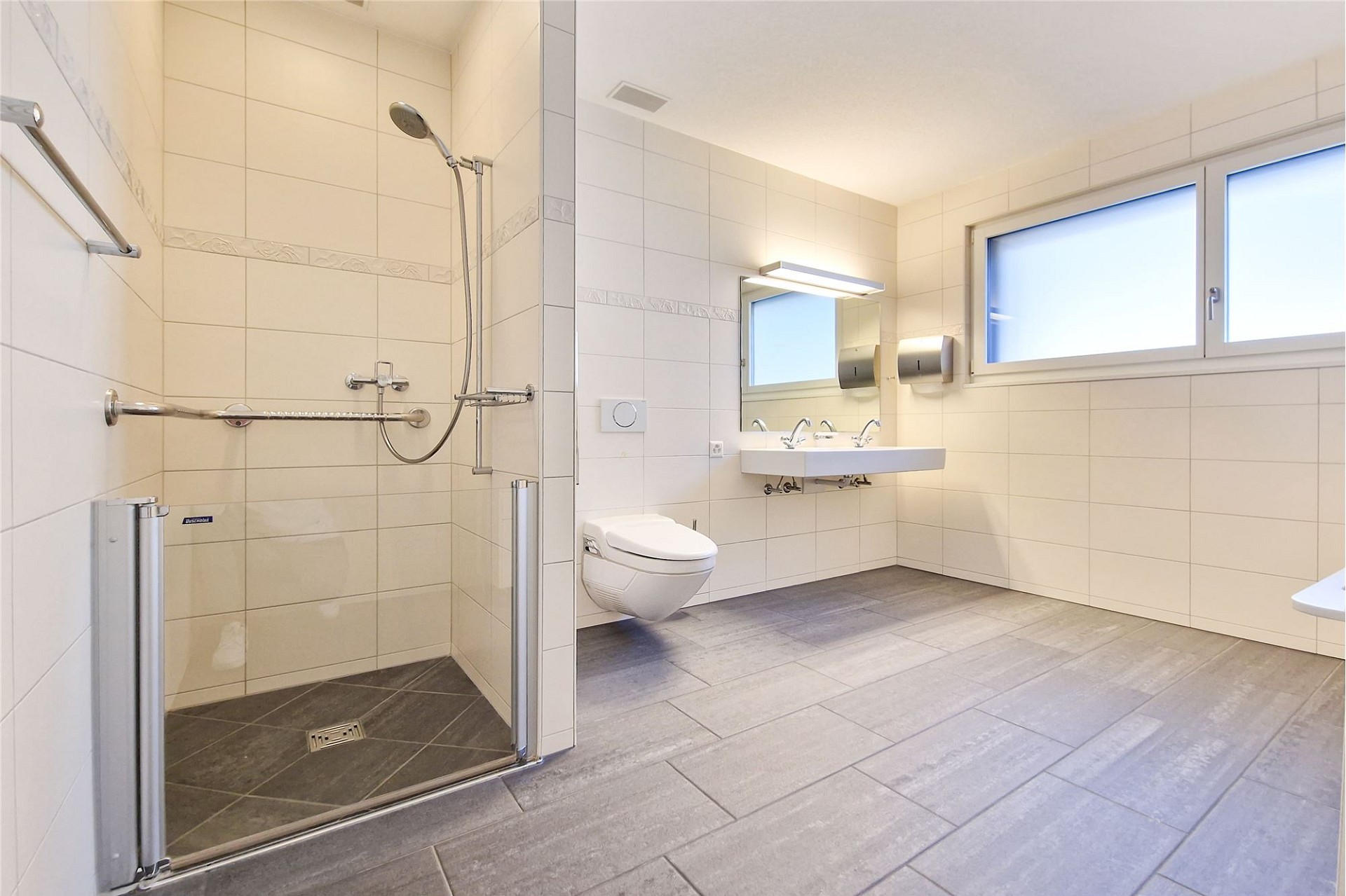 Modernes Badezimmer mit Dusche und WC