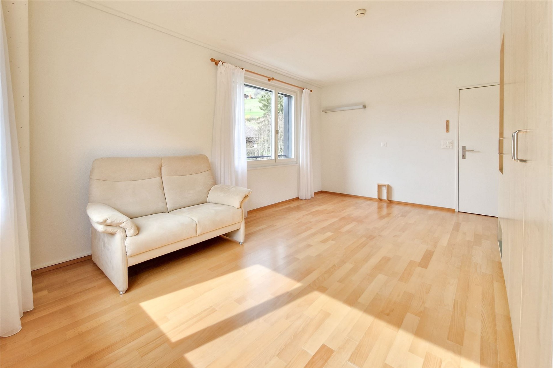 Helles, schlichtes Schlafzimmer mit Sofa