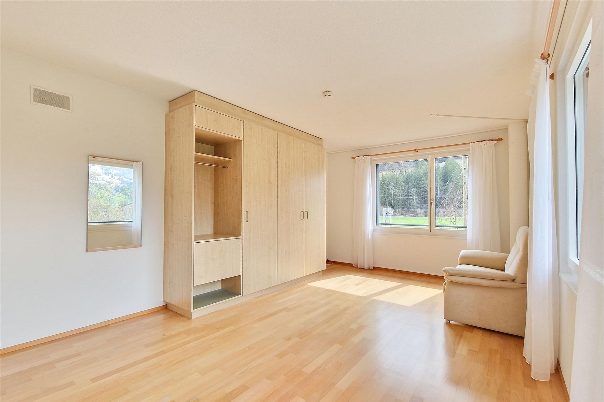 Helles Schlafzimmer mit Einbauschrank