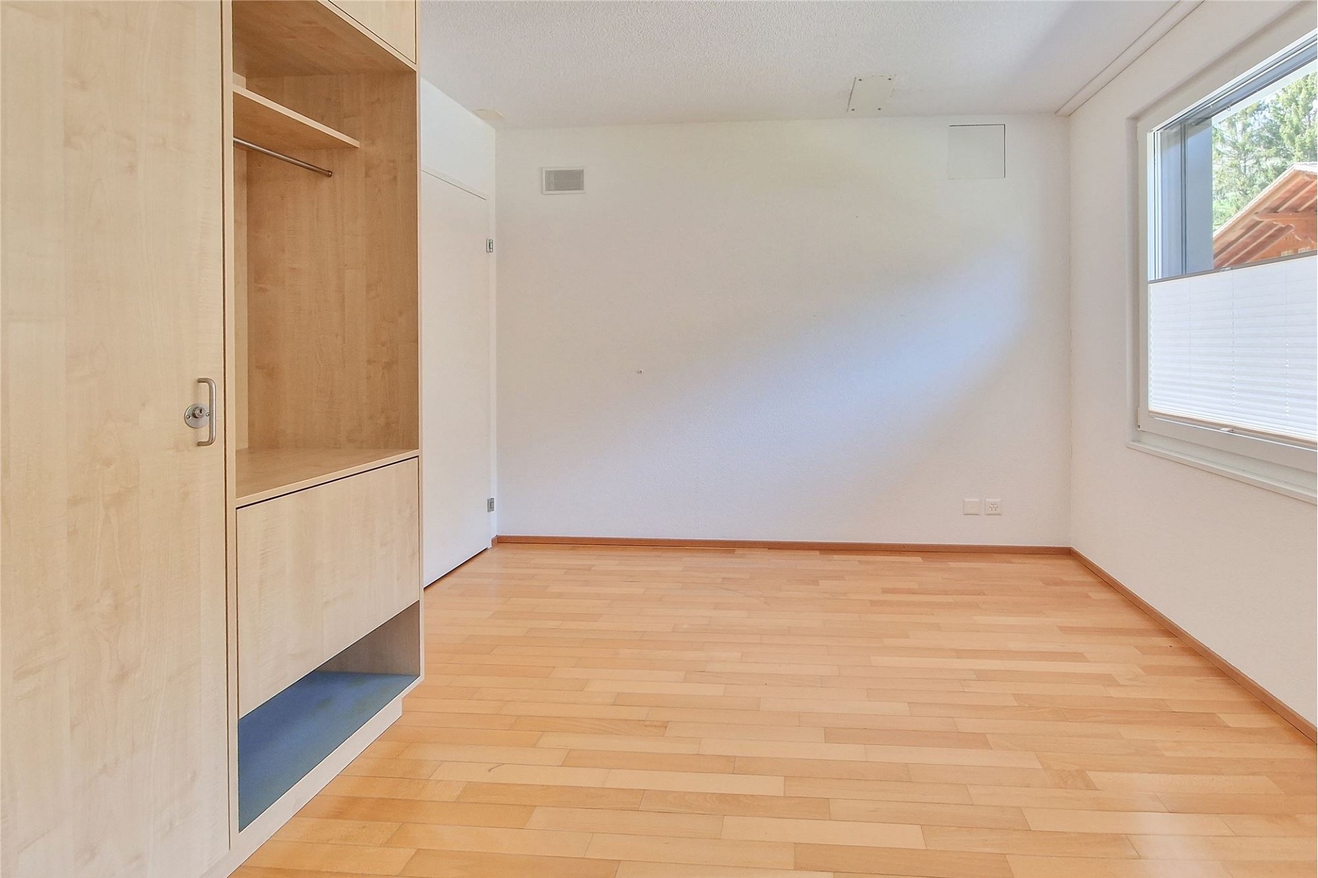 Helles, leeres Schlafzimmer mit Einbauschrank