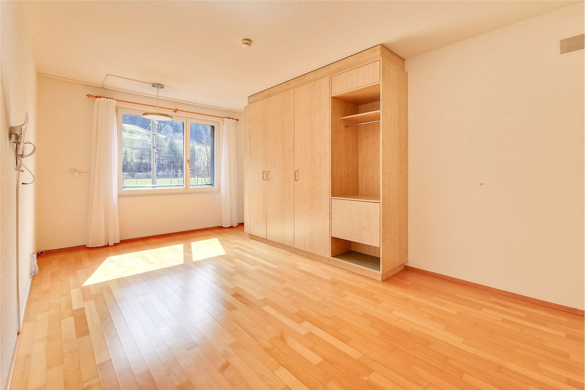 Helles Schlafzimmer mit Einbauschrank