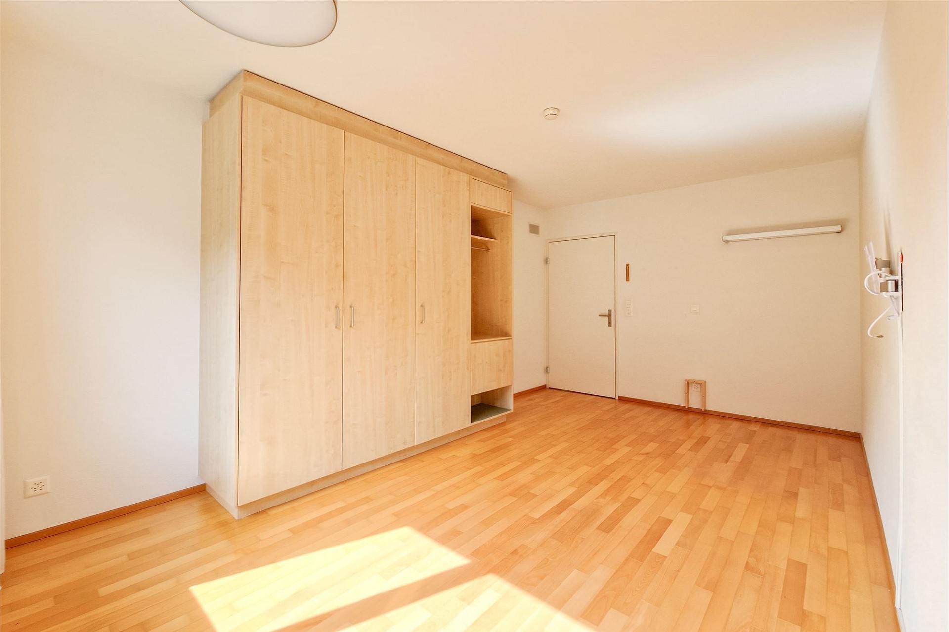 Helles, leeres Schlafzimmer mit Einbauschrank