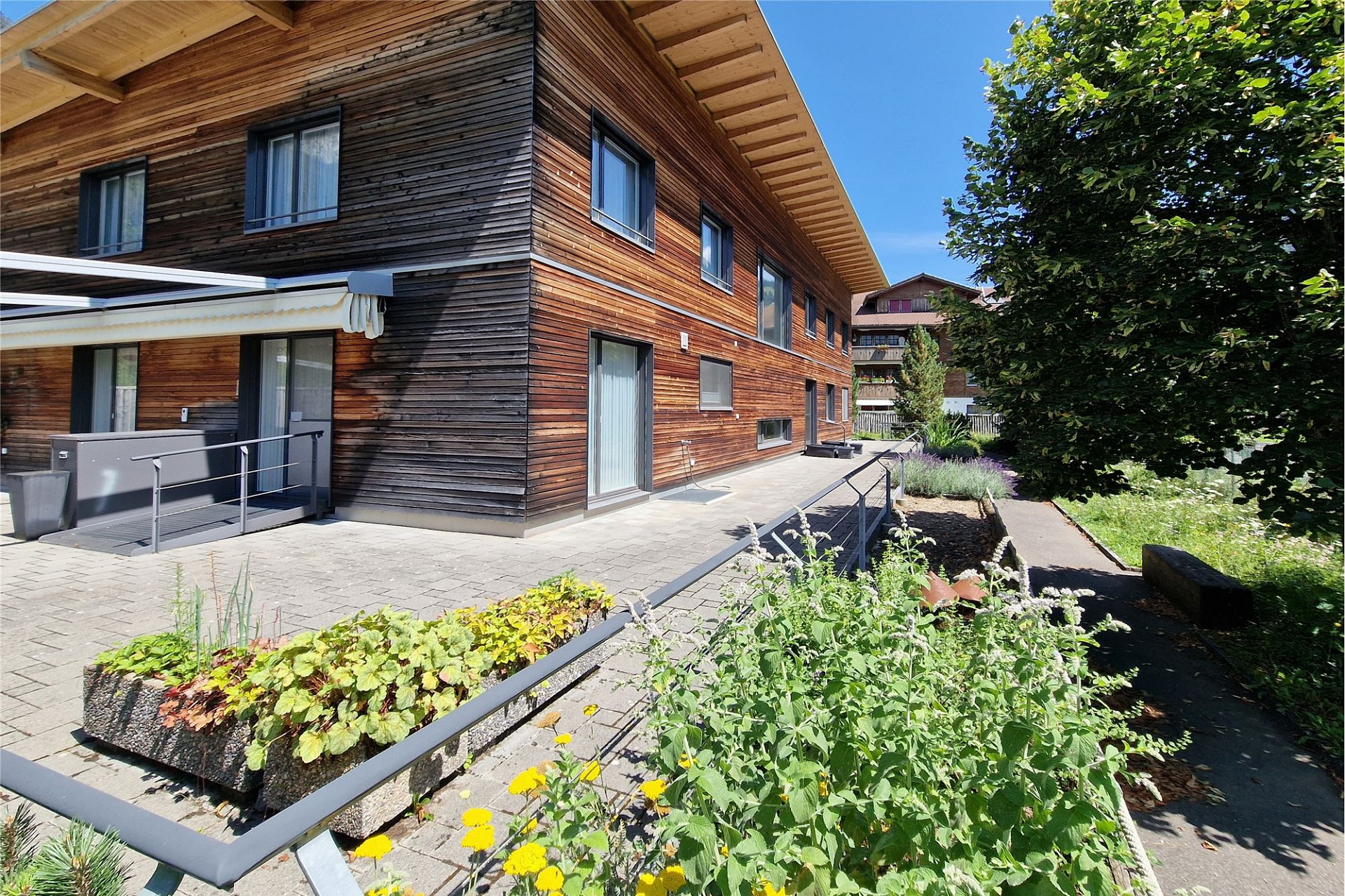 Holzverkleidetes Wohnhaus mit Garten